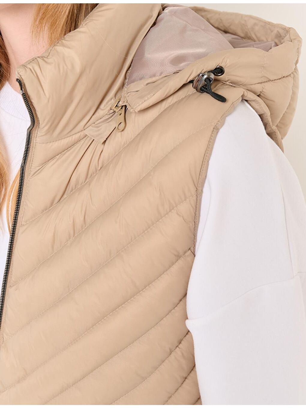 Bej Kapüşonlu Fermuarlı Cepli Şişme Yelek Mont-1
