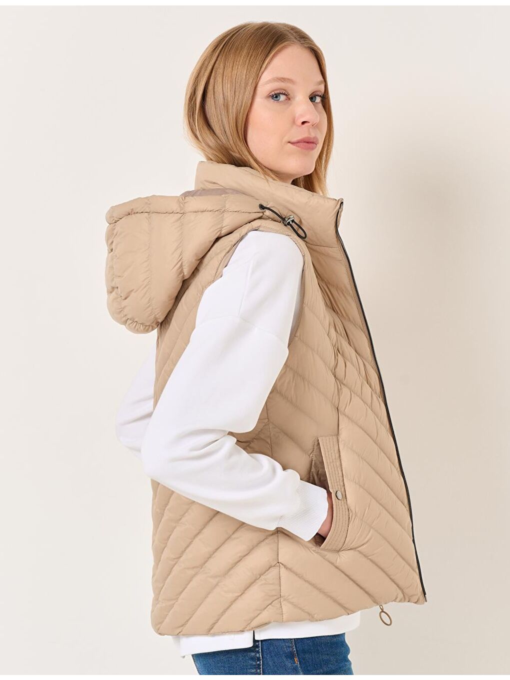 Bej Kapüşonlu Fermuarlı Cepli Şişme Yelek Mont-2