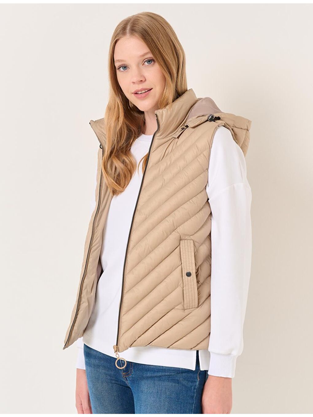 Bej Kapüşonlu Fermuarlı Cepli Şişme Yelek Mont-3