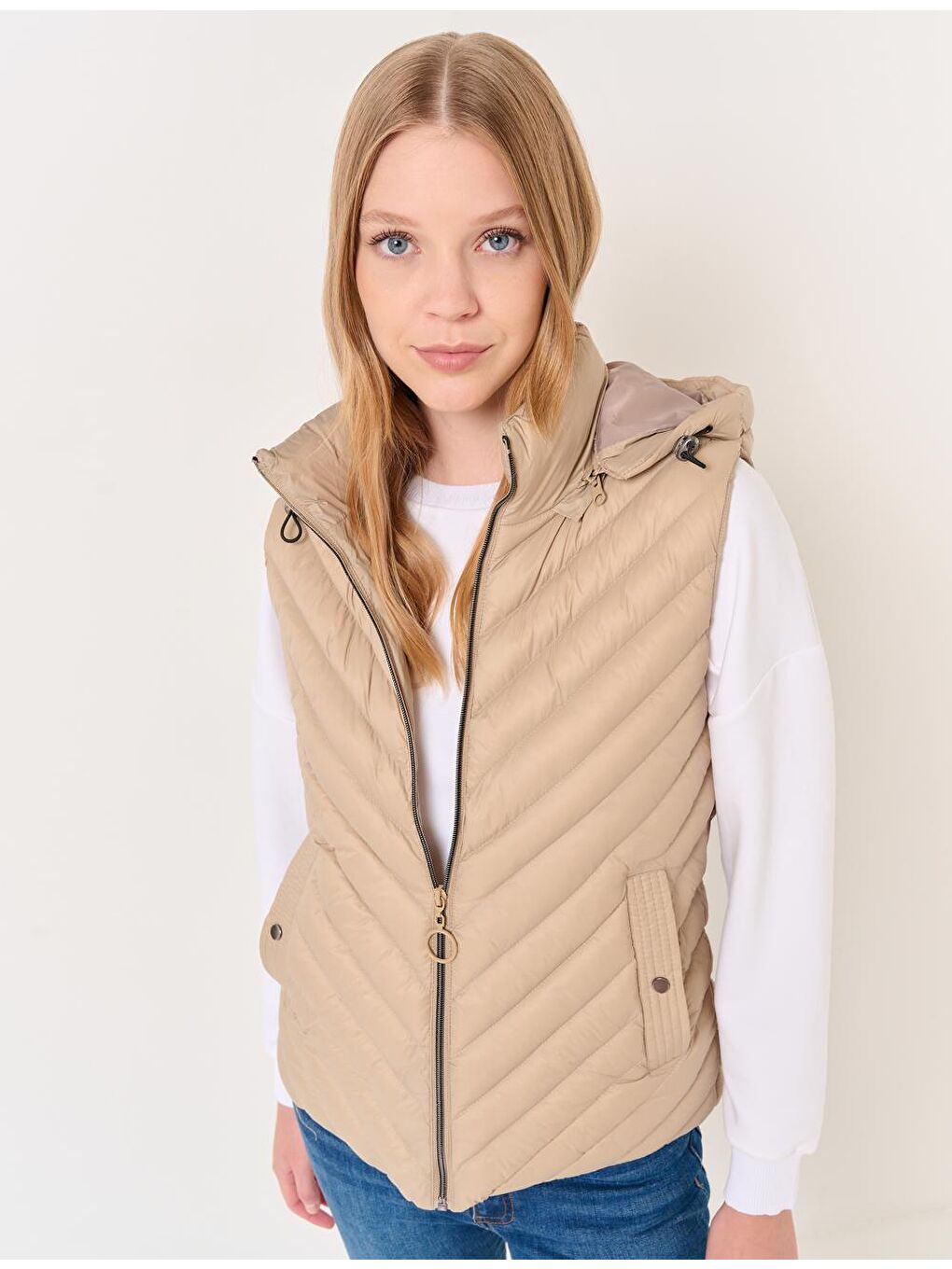 Bej Kapüşonlu Fermuarlı Cepli Şişme Yelek Mont-4