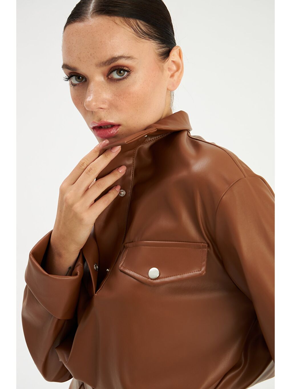 Kahverengi Büzgülü Deri Bluz - Kahve-3