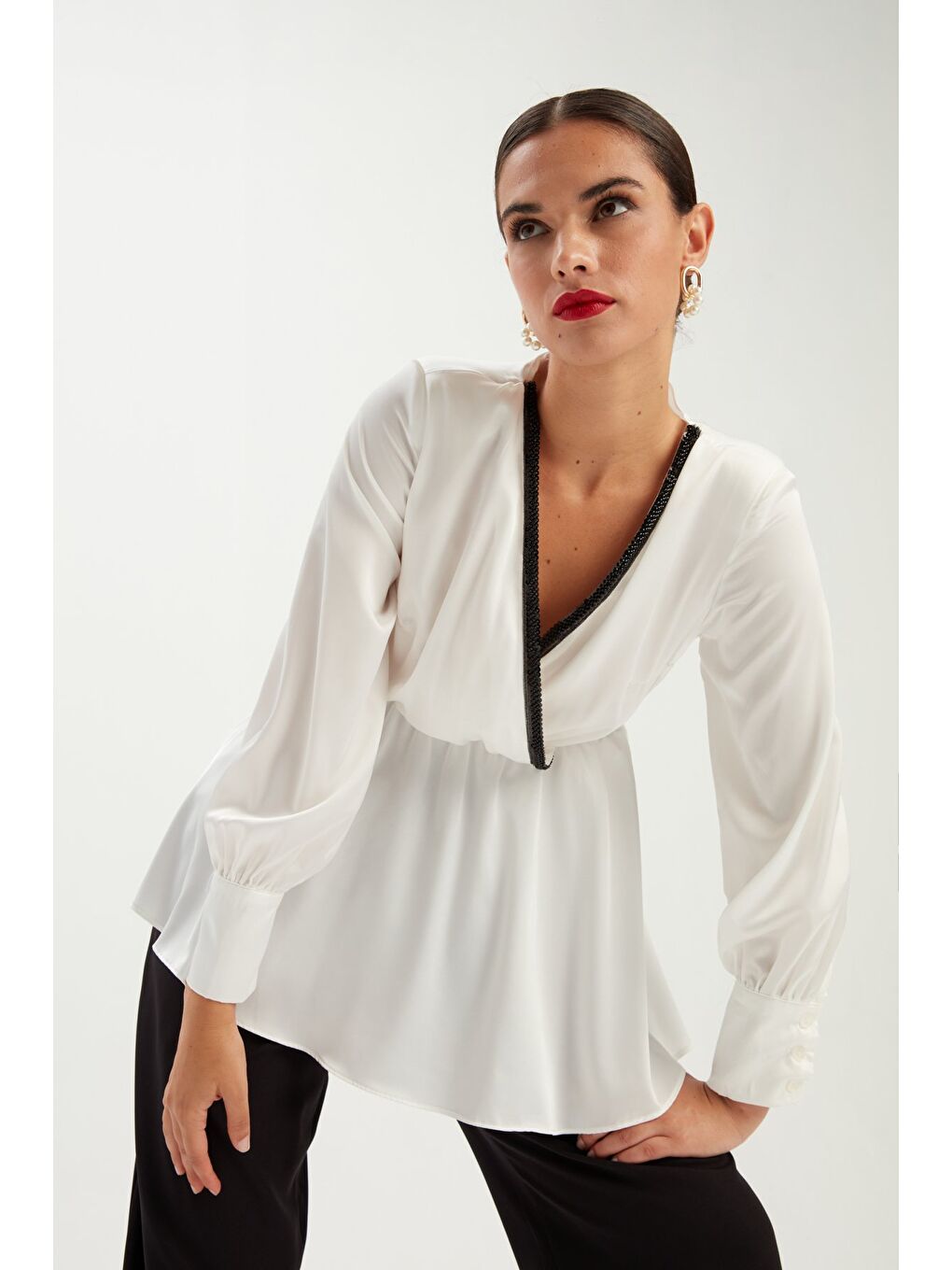 Yaka Detaylı Kruvaze Bluz - Ekru-2