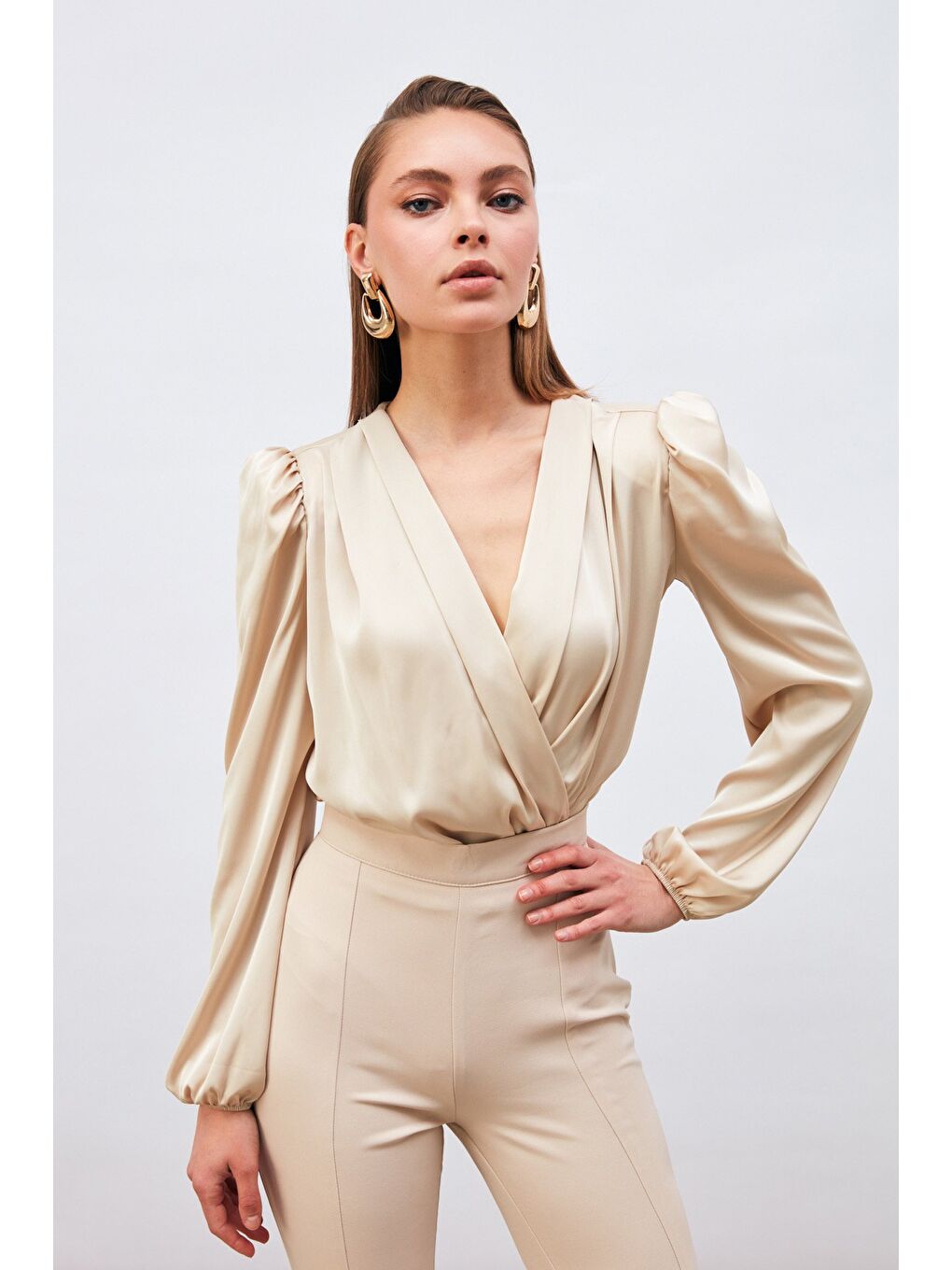 Bej Kruvaze Saten Bodysuit Bluz - Taş