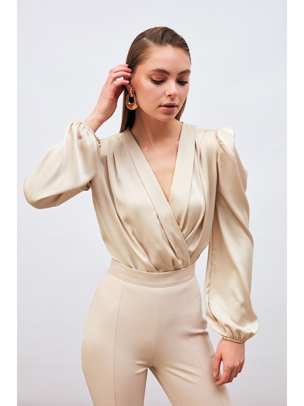 Bej Kruvaze Saten Bodysuit Bluz - Taş-2