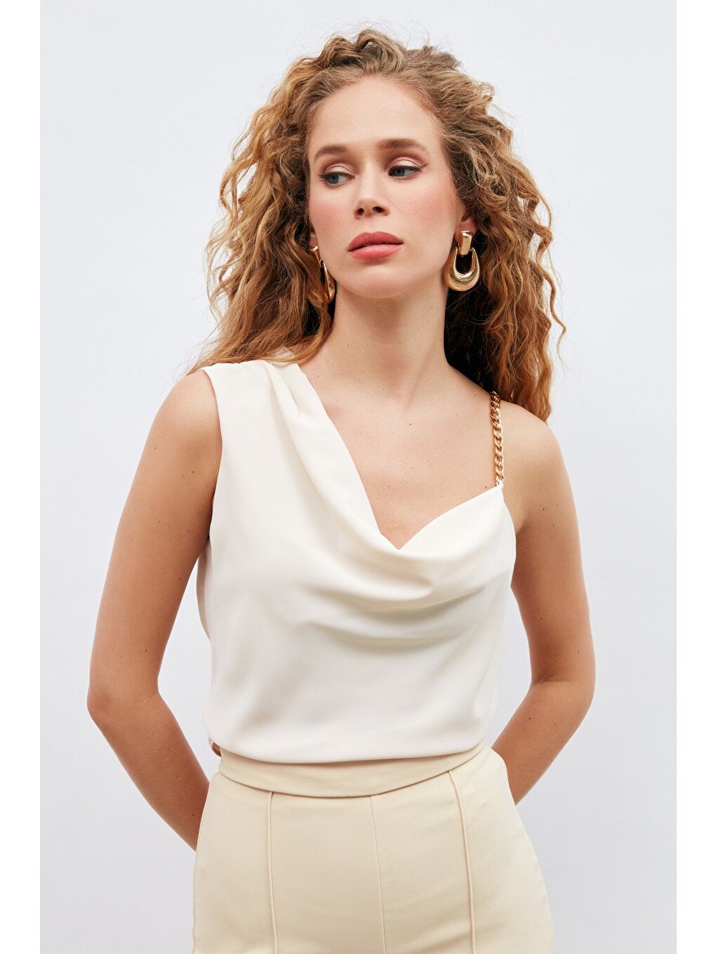 Zincir Askı Detaylı Bluz - Bej