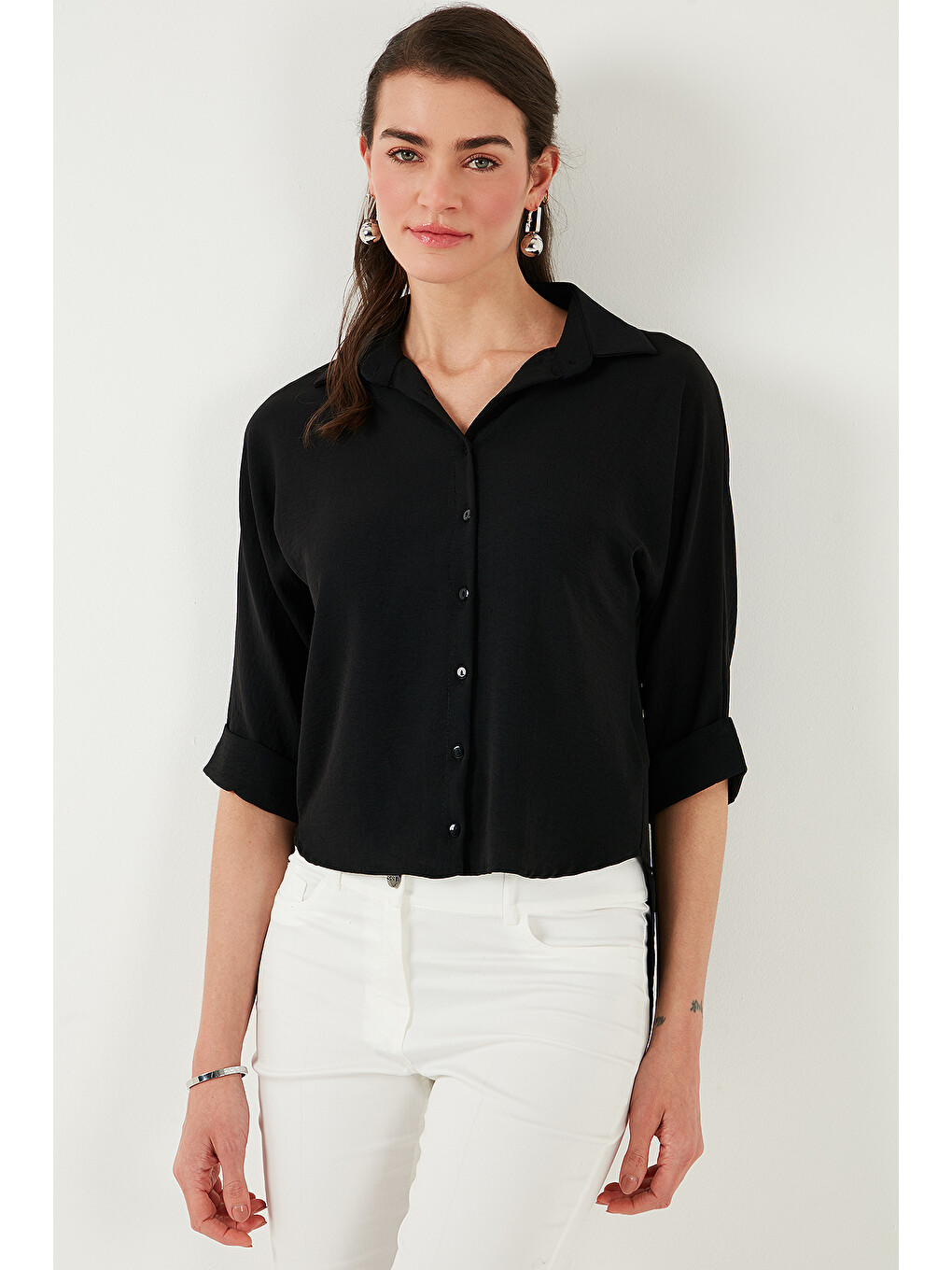 Siyah Oversize Fit Önü Kısa Arkası Uzun Truvakar Kol Kadın Gömlek 5866116-3
