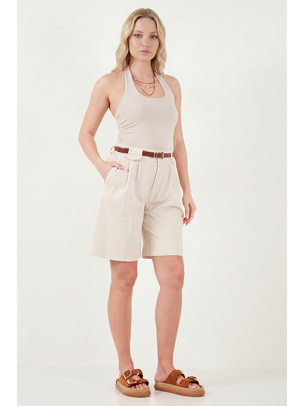 Bej Pamuklu Loose Fit Pileli Kemerli Bermuda Şort 668yp5439-2