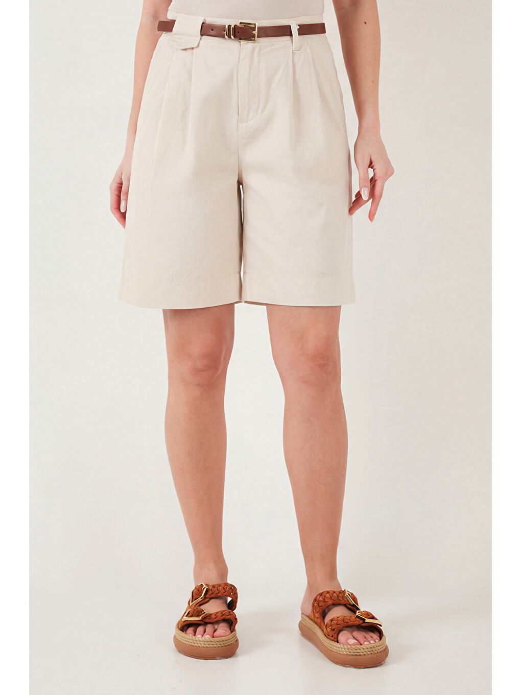 Bej Pamuklu Loose Fit Pileli Kemerli Bermuda Şort 668yp5439-3
