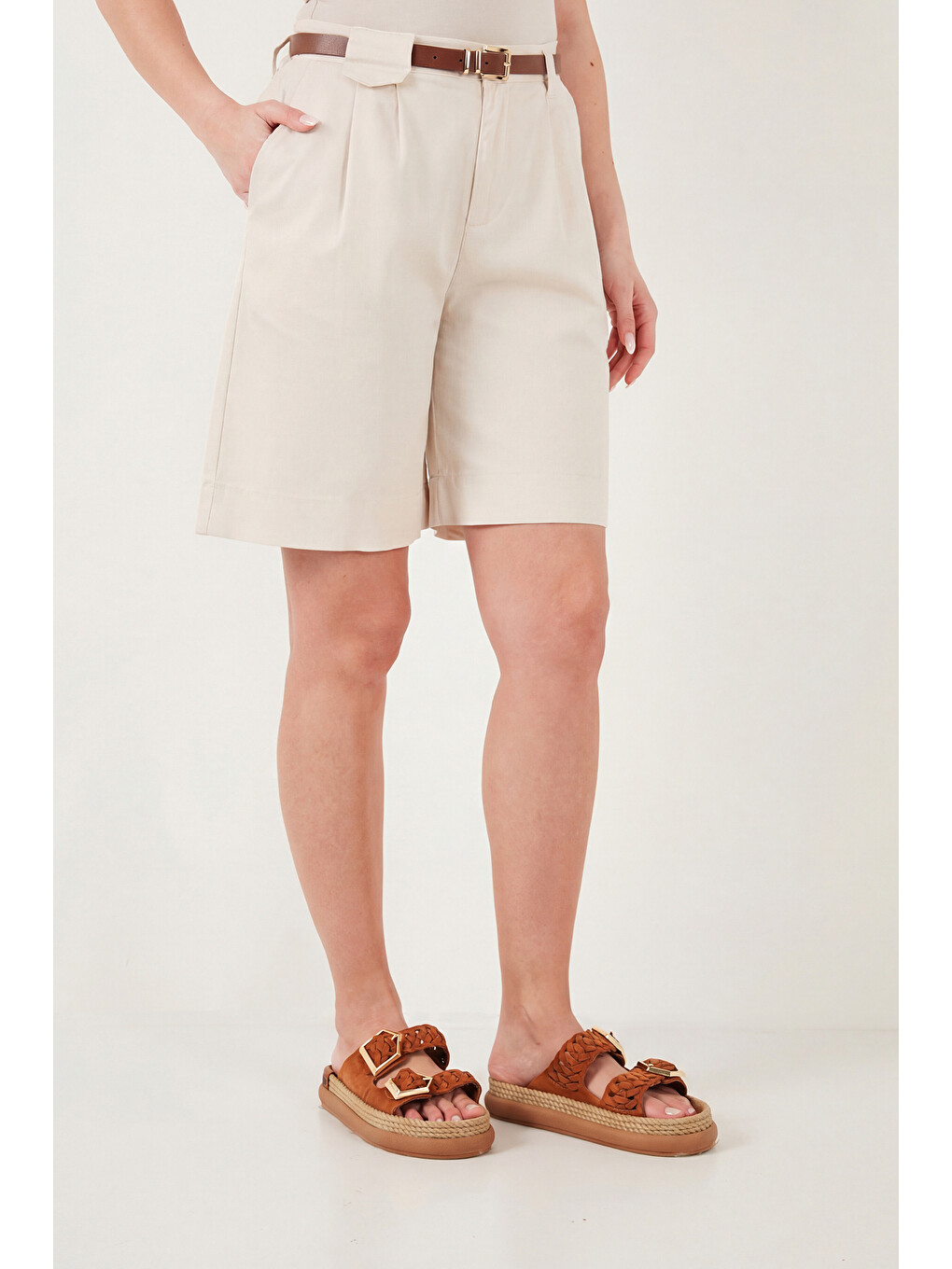 Bej Pamuklu Loose Fit Pileli Kemerli Bermuda Şort 668yp5439-4