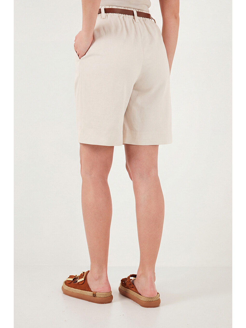 Bej Pamuklu Loose Fit Pileli Kemerli Bermuda Şort 668yp5439-6