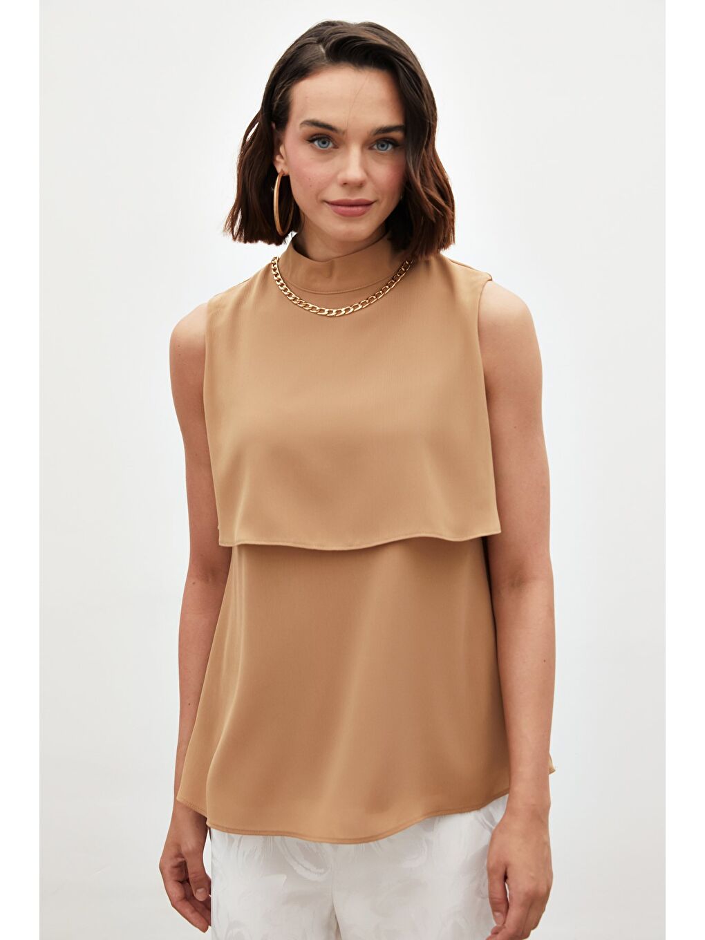 SATEEN Kahverengi Aksesuar Detaylı Volanlı Bluz - Camel - 1