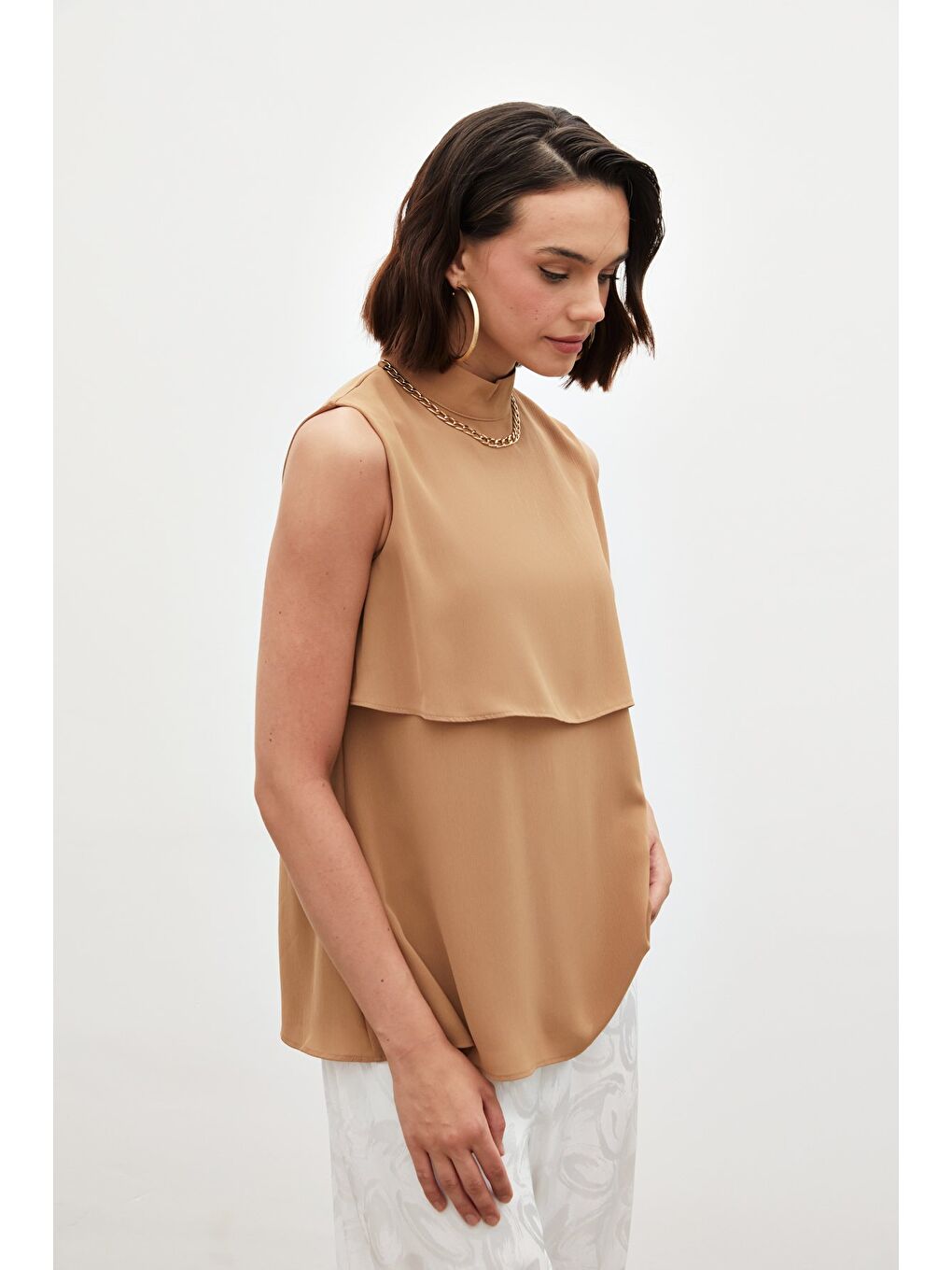 SATEEN Kahverengi Aksesuar Detaylı Volanlı Bluz - Camel - 2