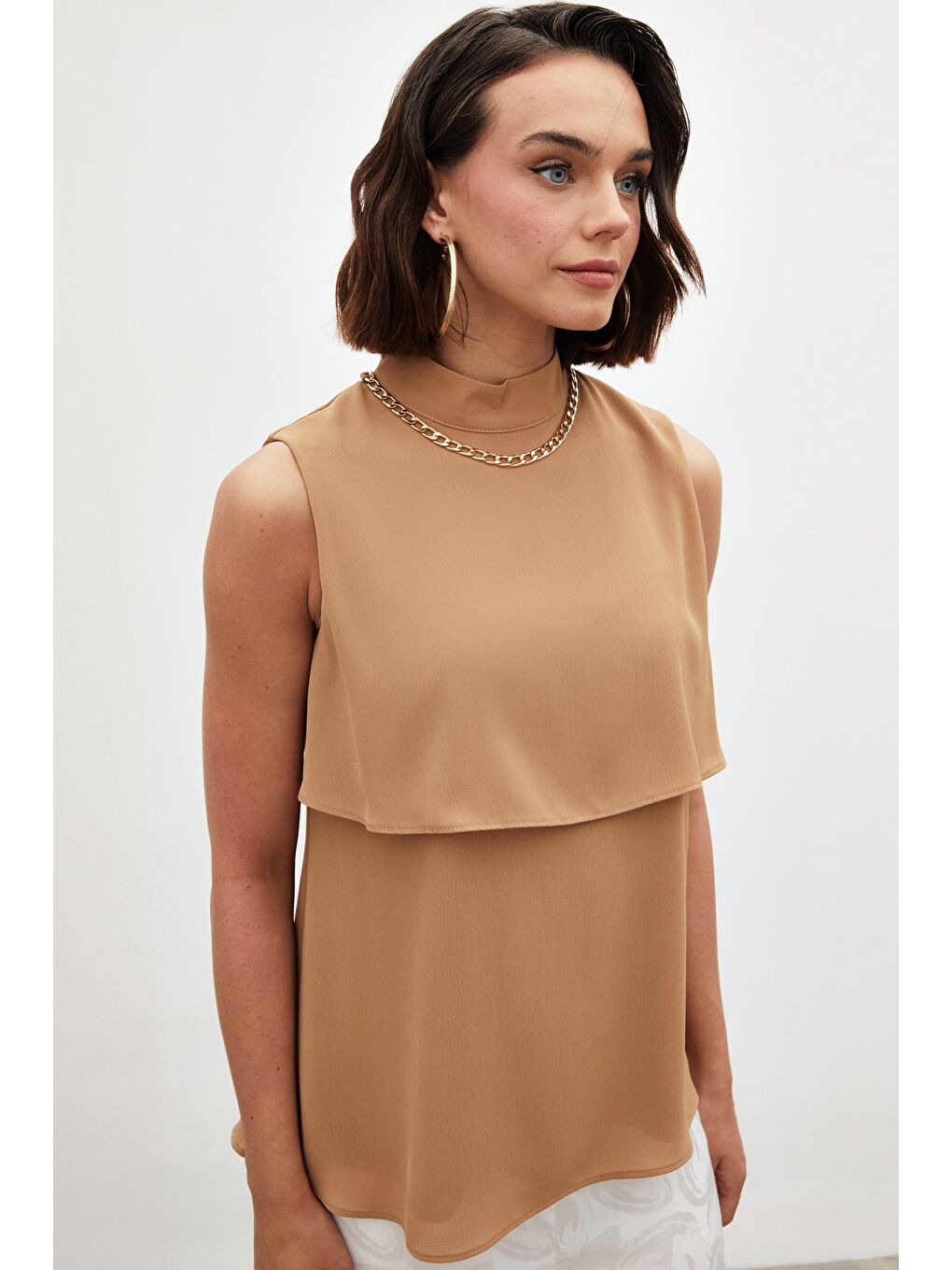 SATEEN Kahverengi Aksesuar Detaylı Volanlı Bluz - Camel - 3