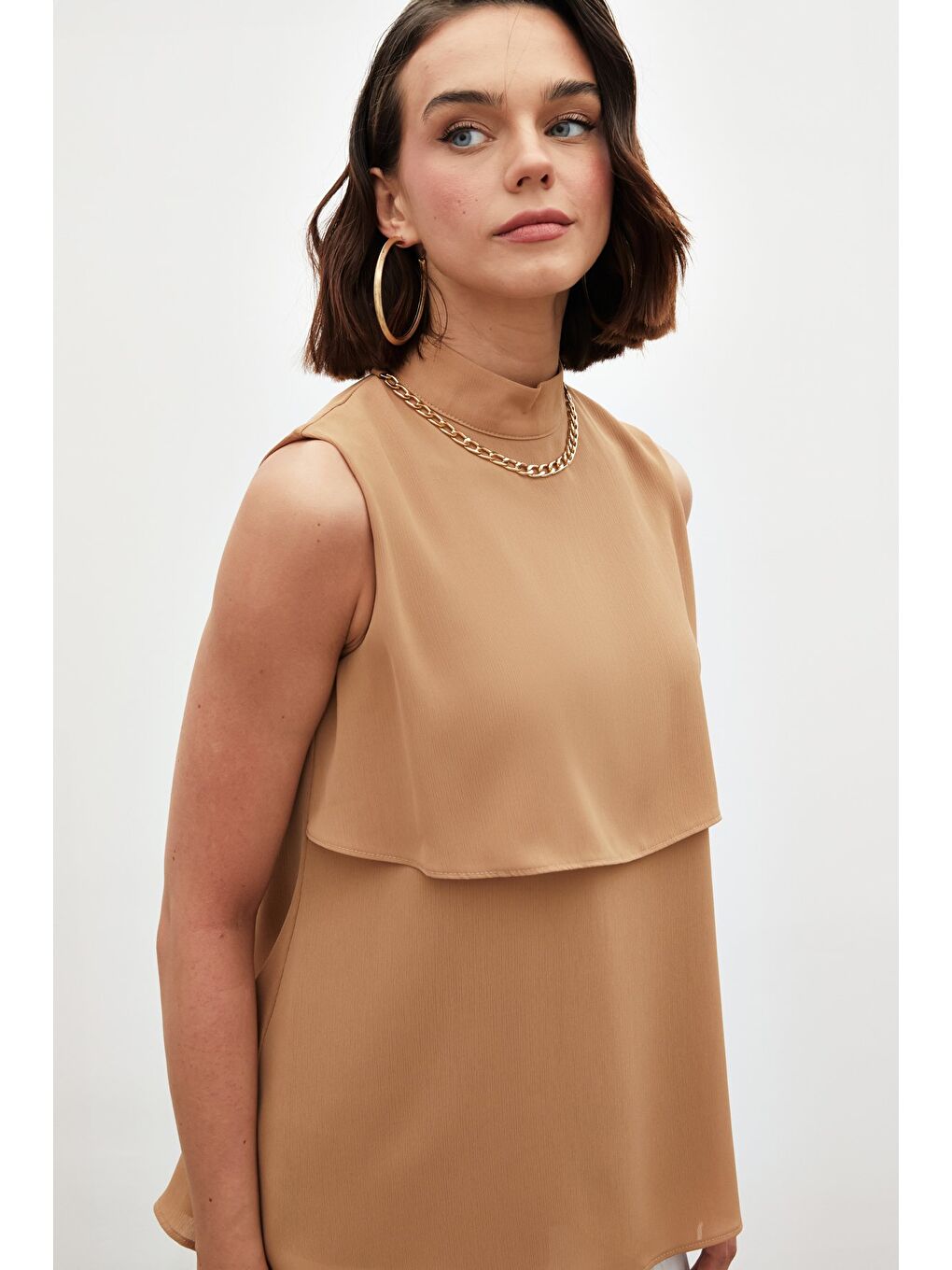 SATEEN Kahverengi Aksesuar Detaylı Volanlı Bluz - Camel - 4