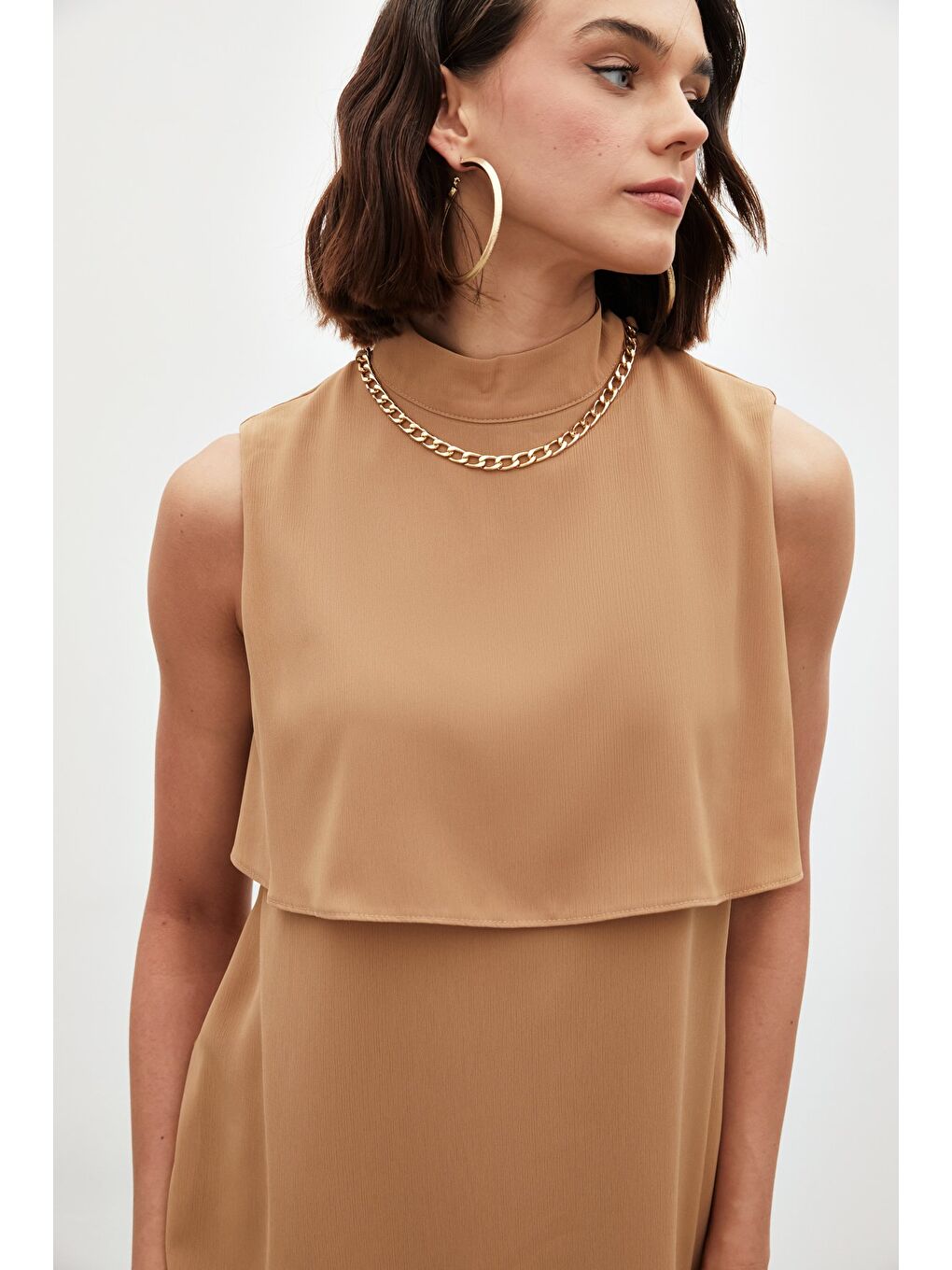 SATEEN Kahverengi Aksesuar Detaylı Volanlı Bluz - Camel - 5
