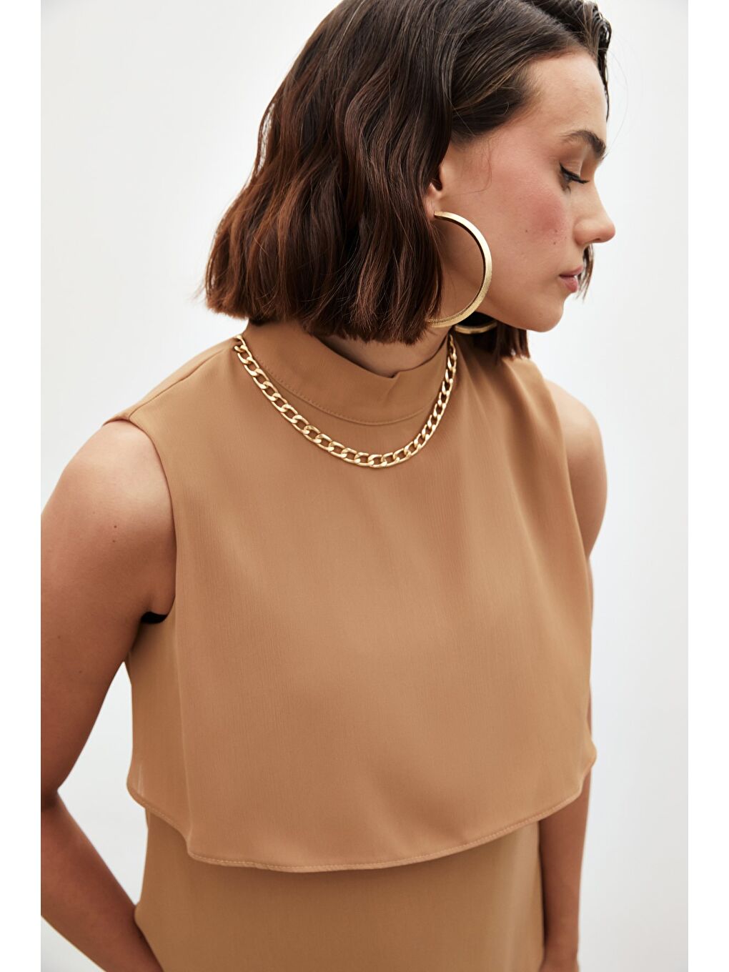 SATEEN Kahverengi Aksesuar Detaylı Volanlı Bluz - Camel - 6