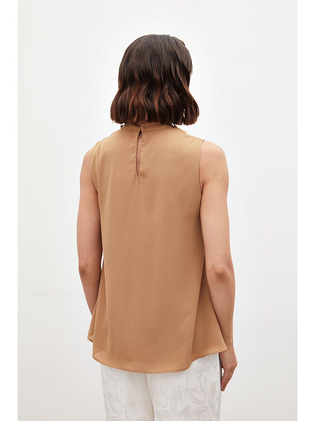 SATEEN Kahverengi Aksesuar Detaylı Volanlı Bluz - Camel - 7
