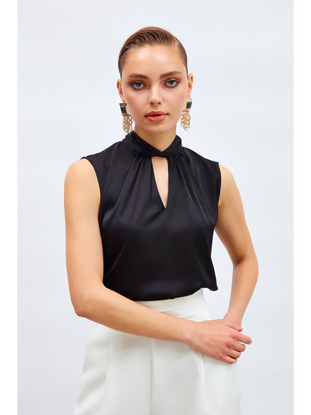 Yaka Detaylı Saten Bluz - Siyah-1
