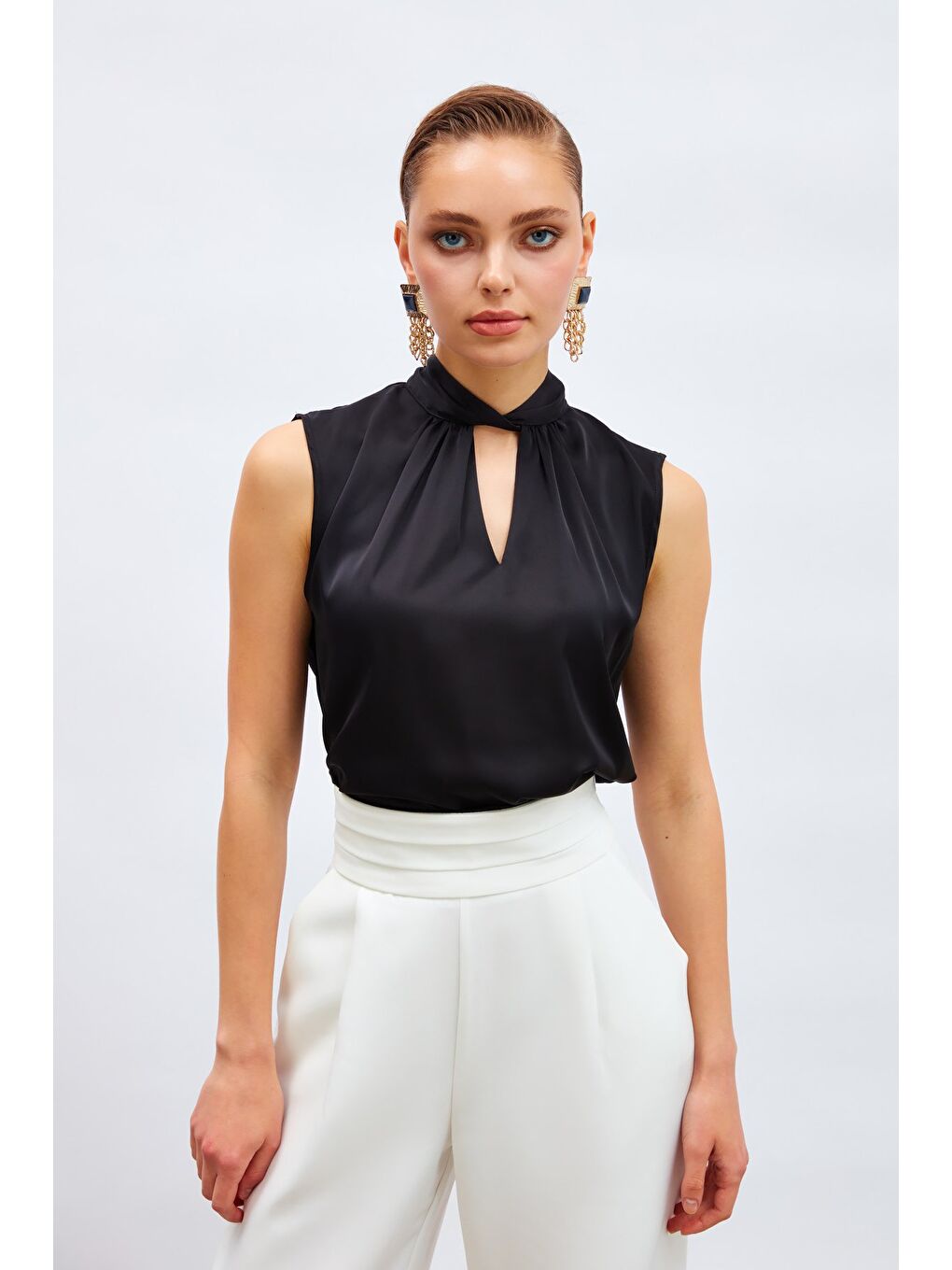 Yaka Detaylı Saten Bluz - Siyah-2