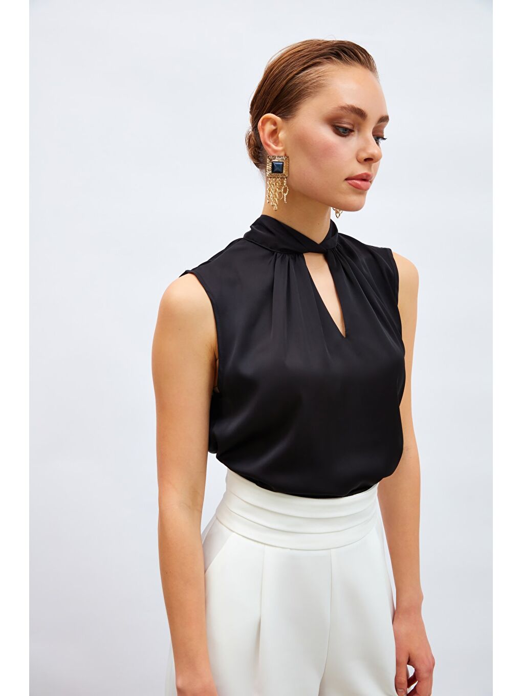 Yaka Detaylı Saten Bluz - Siyah-3