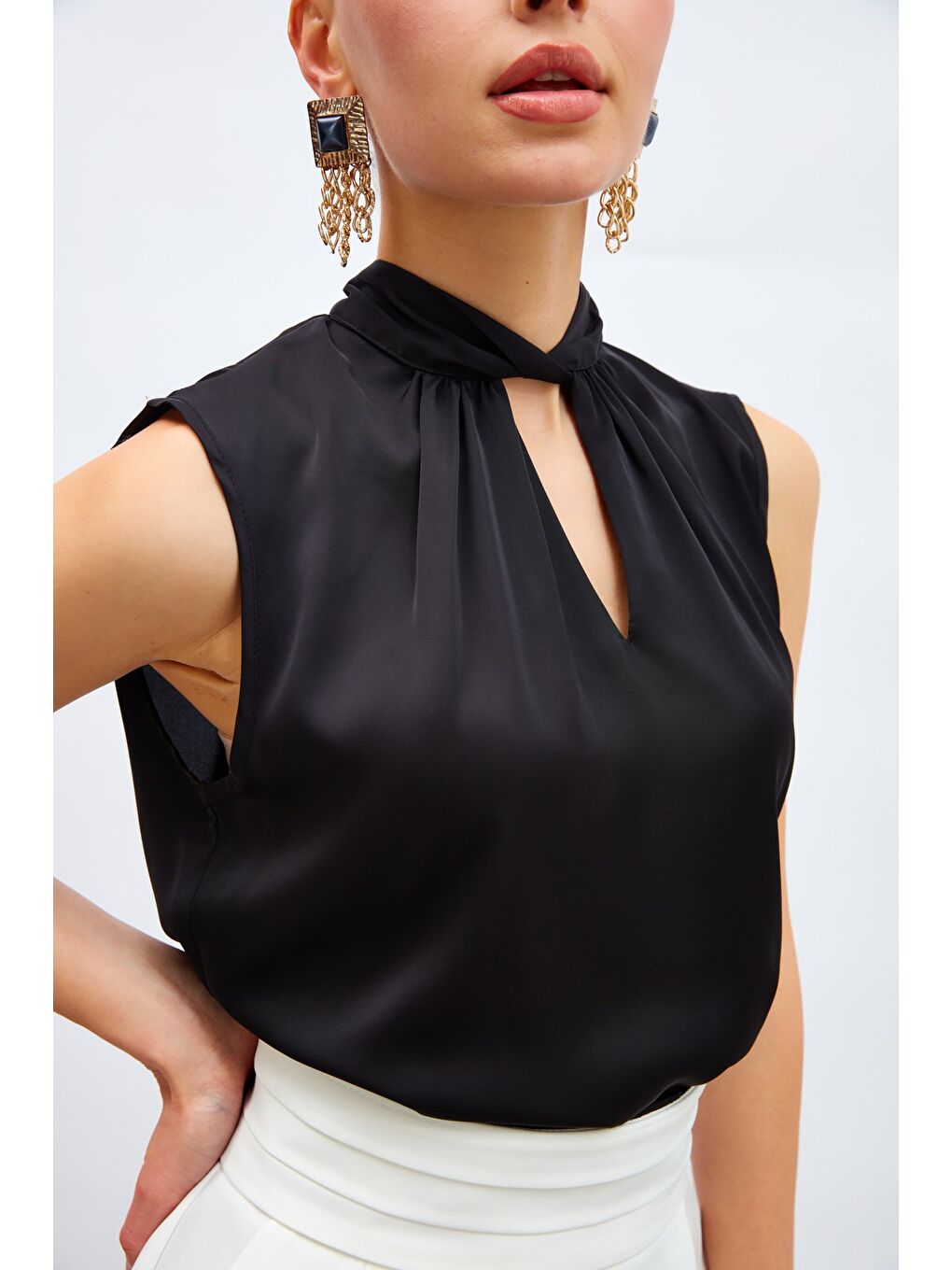 Yaka Detaylı Saten Bluz - Siyah-4