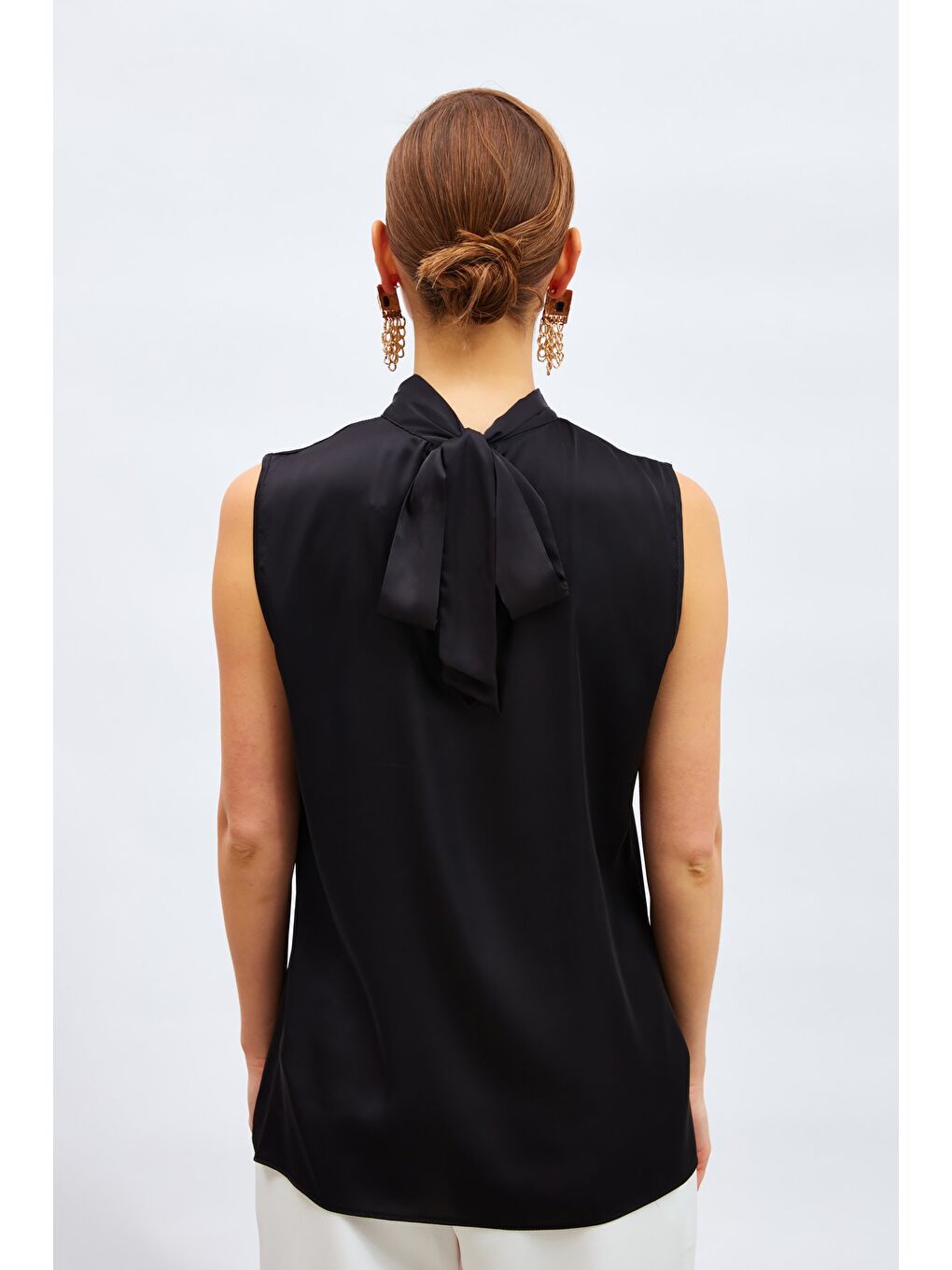 Yaka Detaylı Saten Bluz - Siyah-5