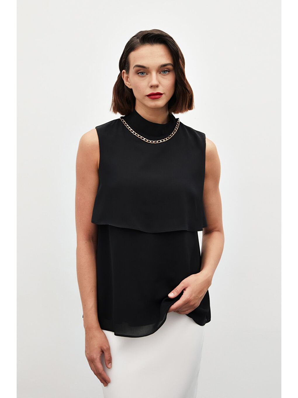 Aksesuar Detaylı Volanlı Bluz - Siyah