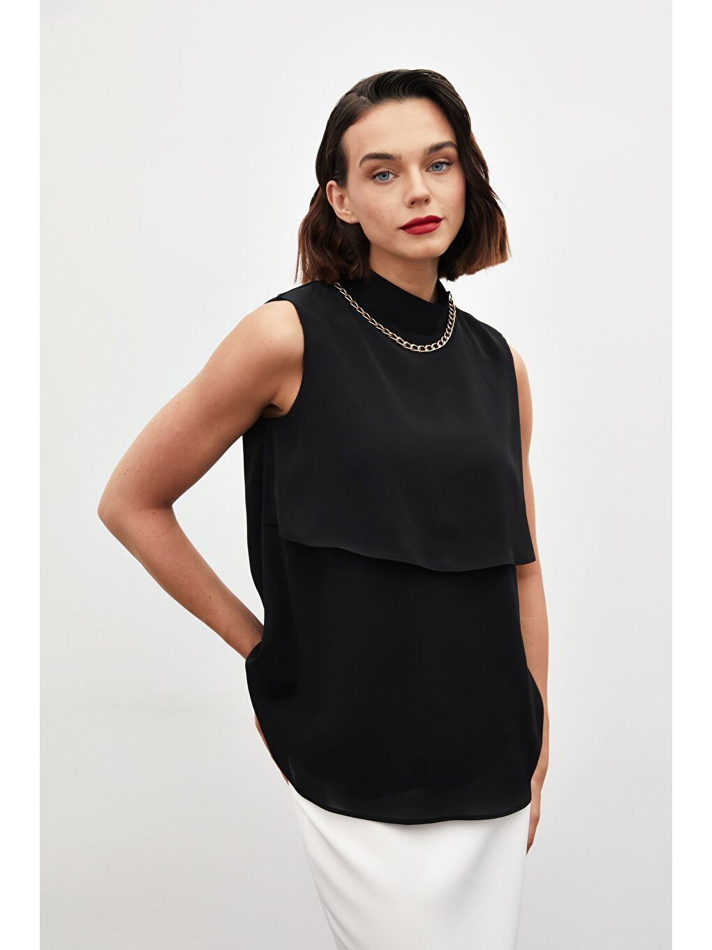 Aksesuar Detaylı Volanlı Bluz - Siyah-1