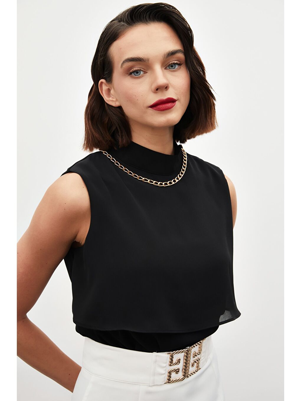 Aksesuar Detaylı Volanlı Bluz - Siyah-2