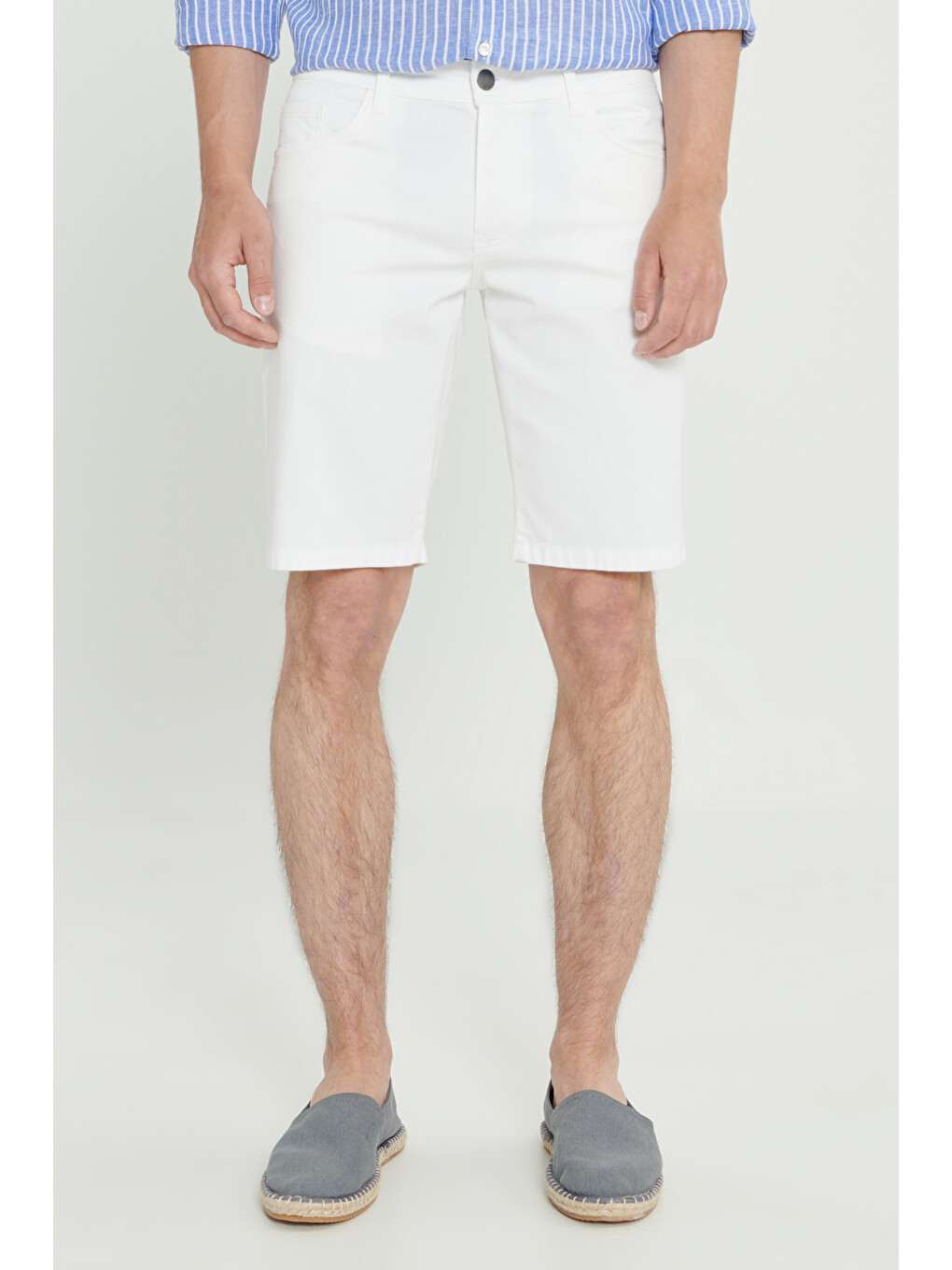 Erkek Beyaz Slim Fit Dar Kesim Yan Cepli Gofre Desenli Şort