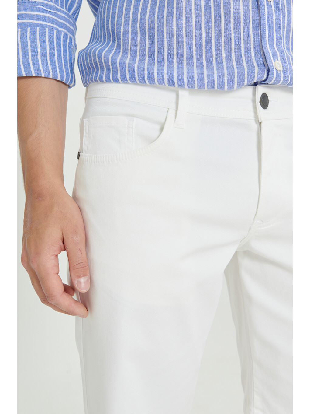 Erkek Beyaz Slim Fit Dar Kesim Yan Cepli Gofre Desenli Şort-4