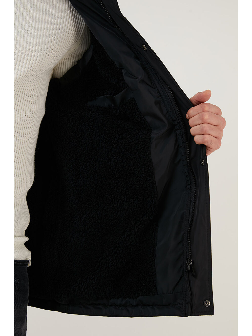 Siyah Peluş Astarlı Çıkarılabilir Kapüşonlu Regular Fit Erkek Mont 5855018-5