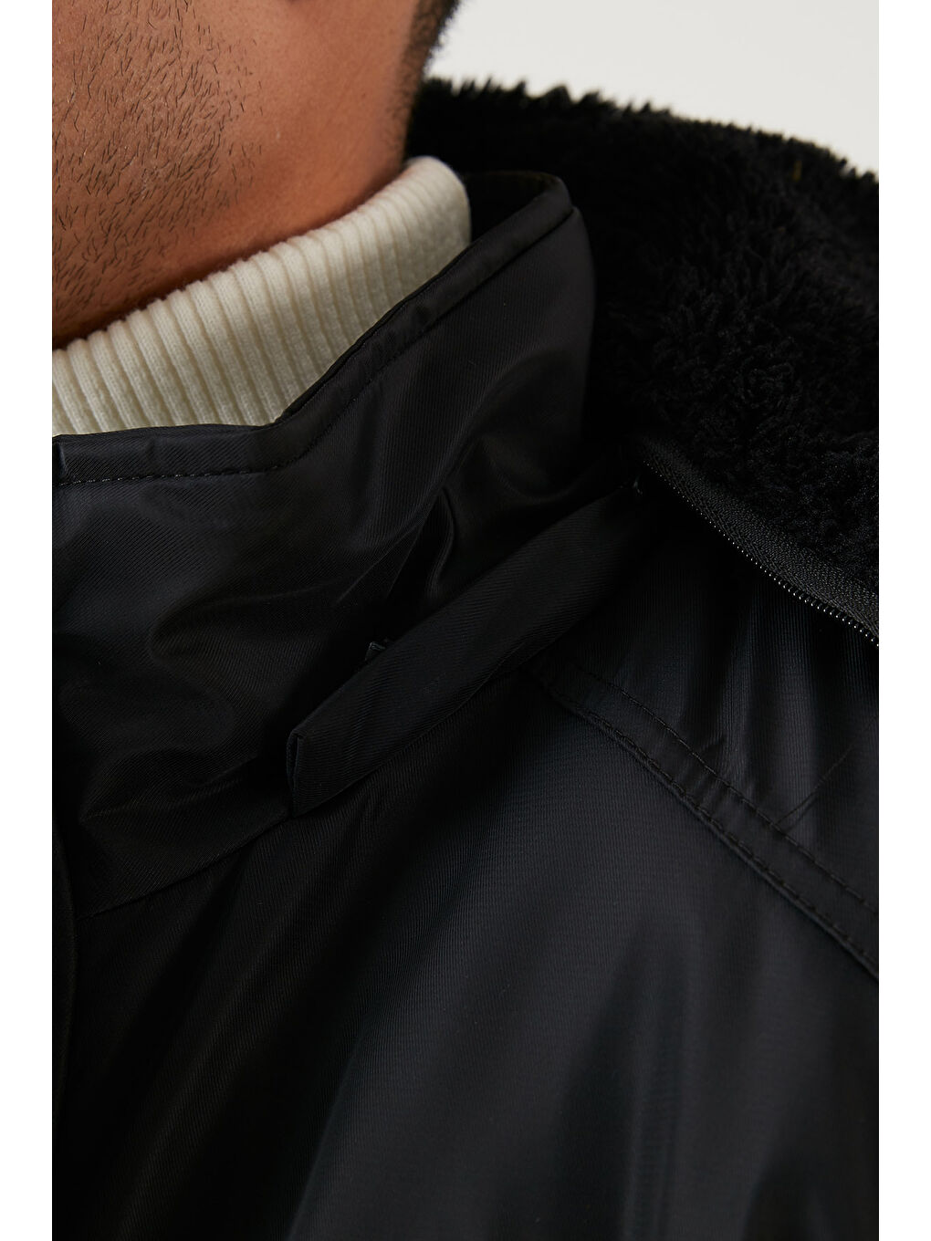 Siyah Peluş Astarlı Çıkarılabilir Kapüşonlu Regular Fit Erkek Mont 5855018-6