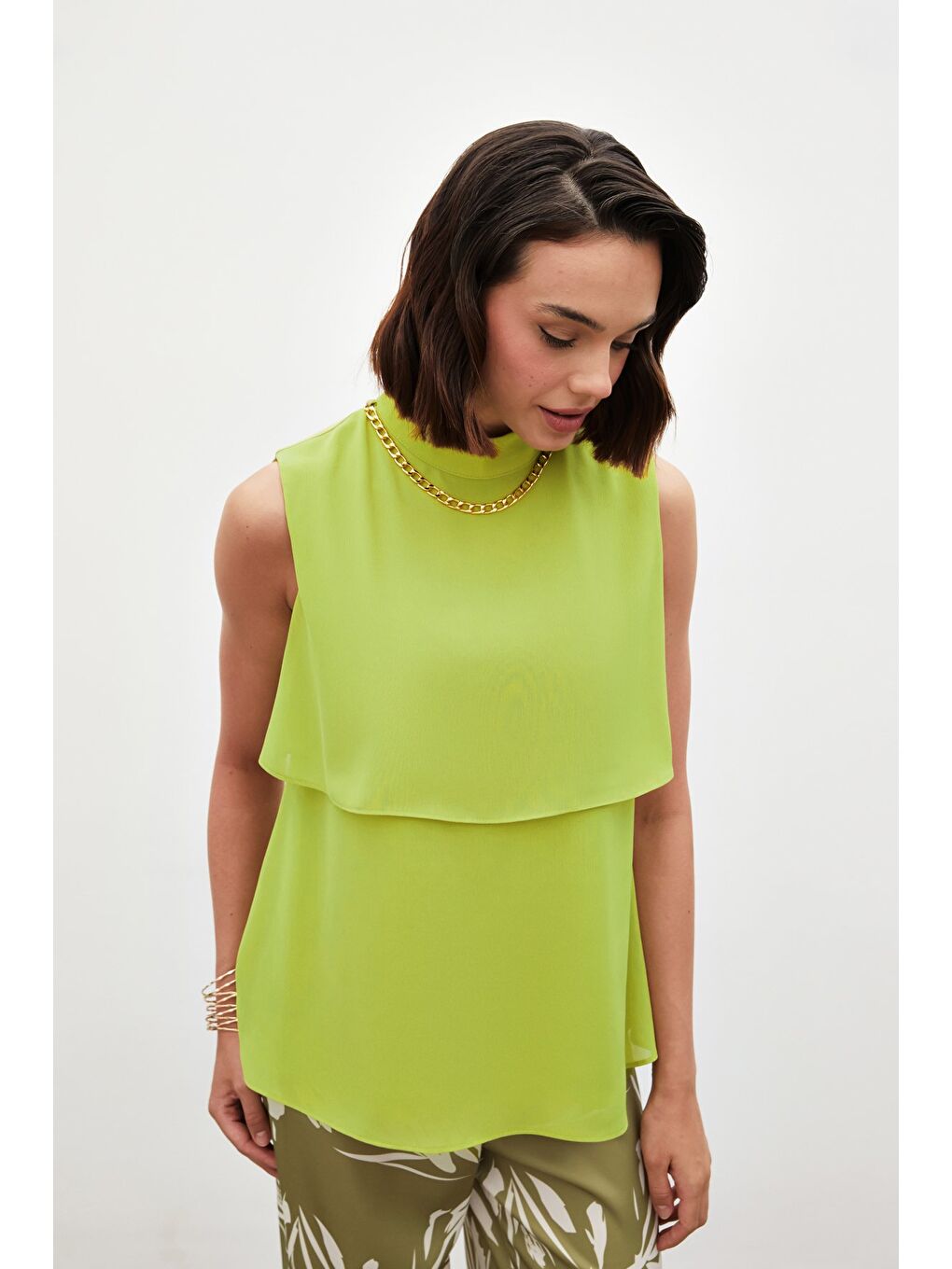 SATEEN Aksesuar Detaylı Volanlı Bluz - Yağ Yeşili - 6