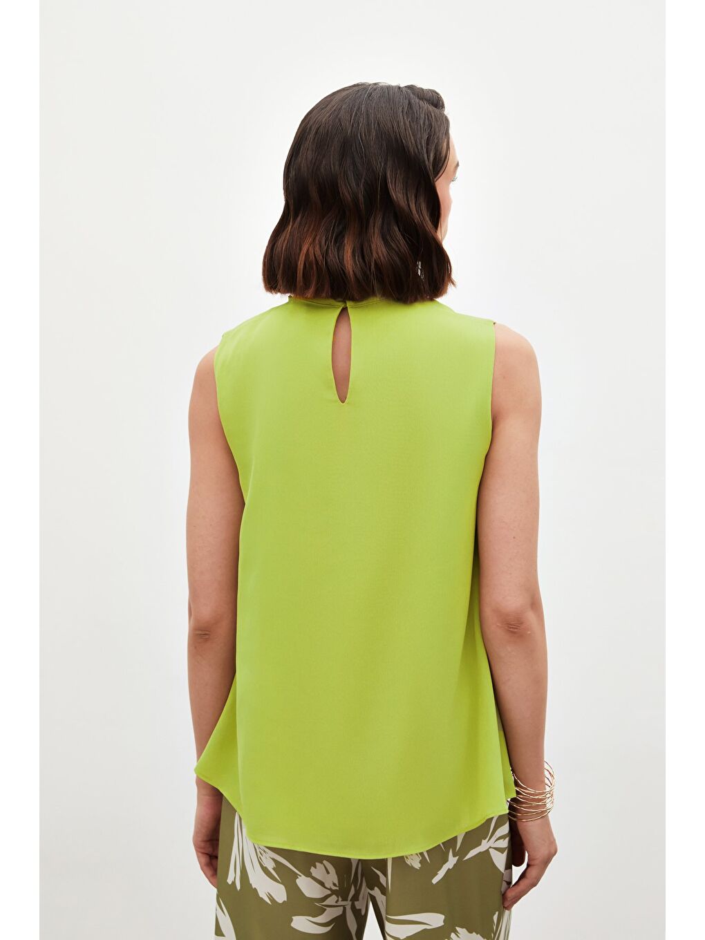 SATEEN Aksesuar Detaylı Volanlı Bluz - Yağ Yeşili - 7