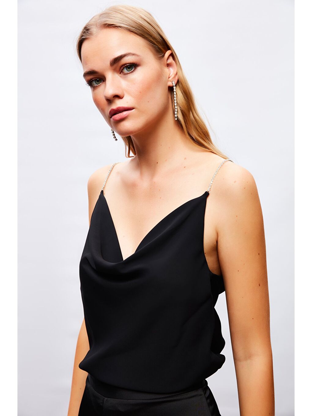 Degaje Yaka Zincir Askılı Bluz - Siyah