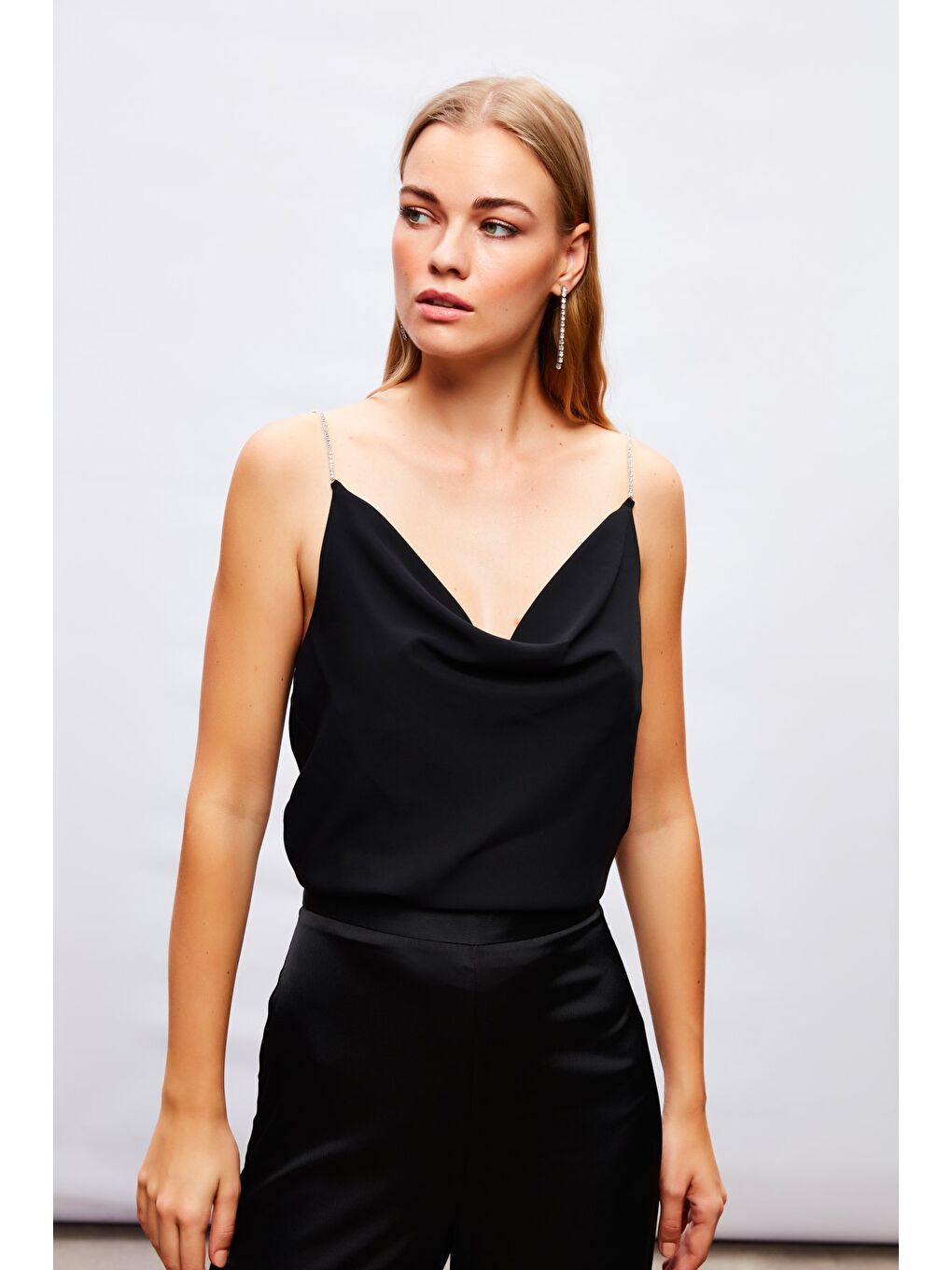 Degaje Yaka Zincir Askılı Bluz - Siyah-1