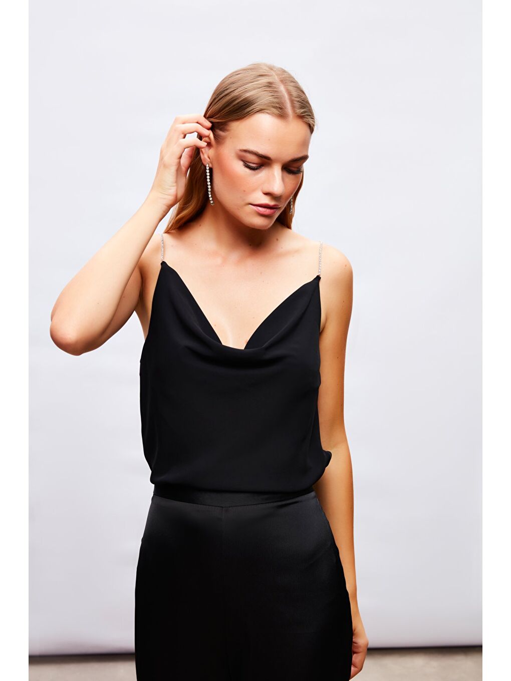 Degaje Yaka Zincir Askılı Bluz - Siyah-2