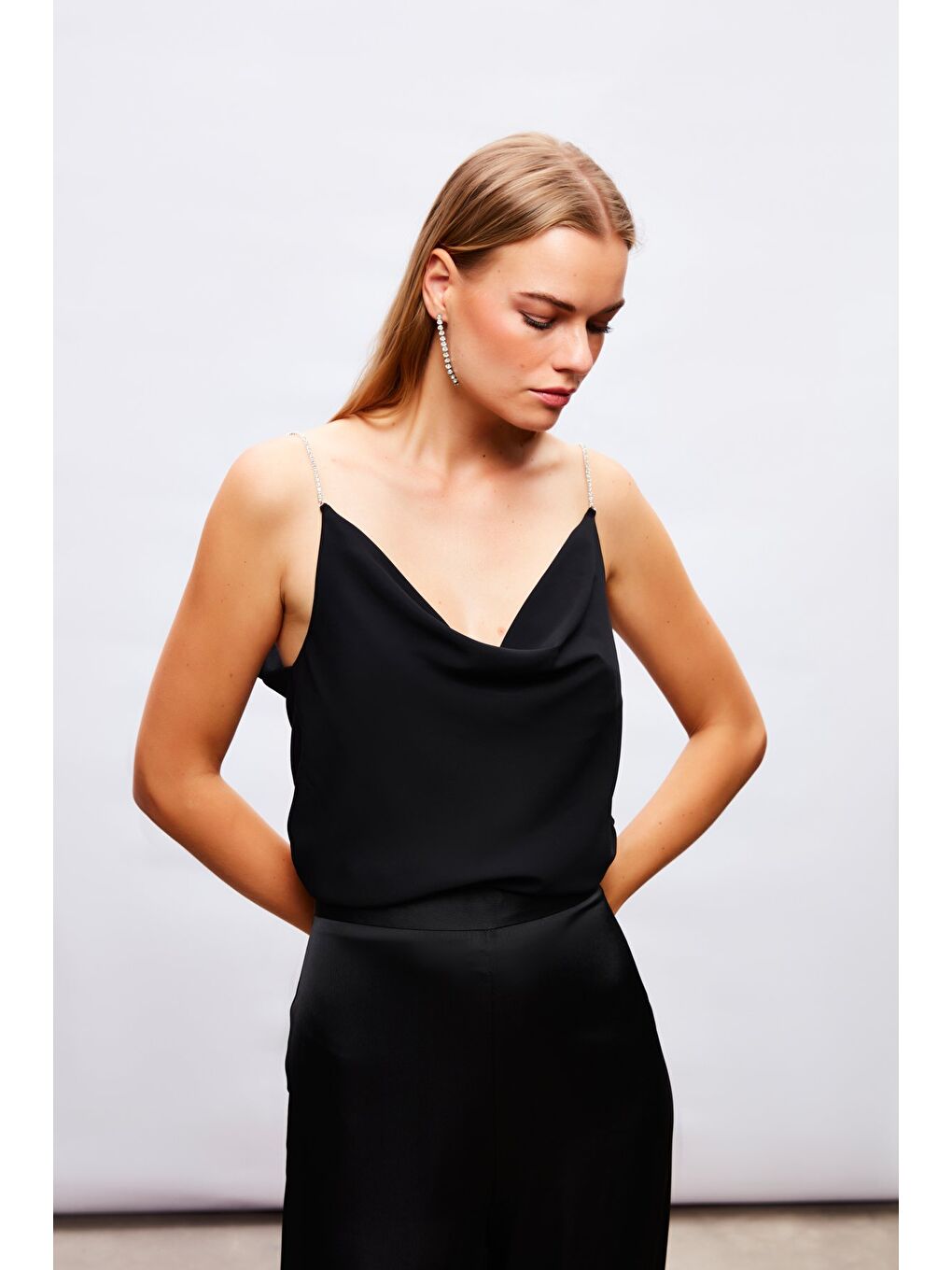 Degaje Yaka Zincir Askılı Bluz - Siyah-3