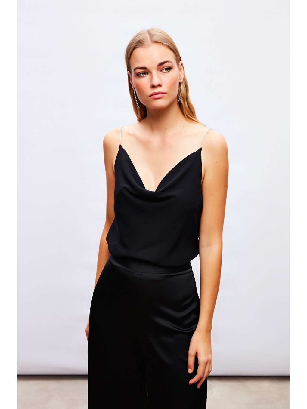 Degaje Yaka Zincir Askılı Bluz - Siyah-4