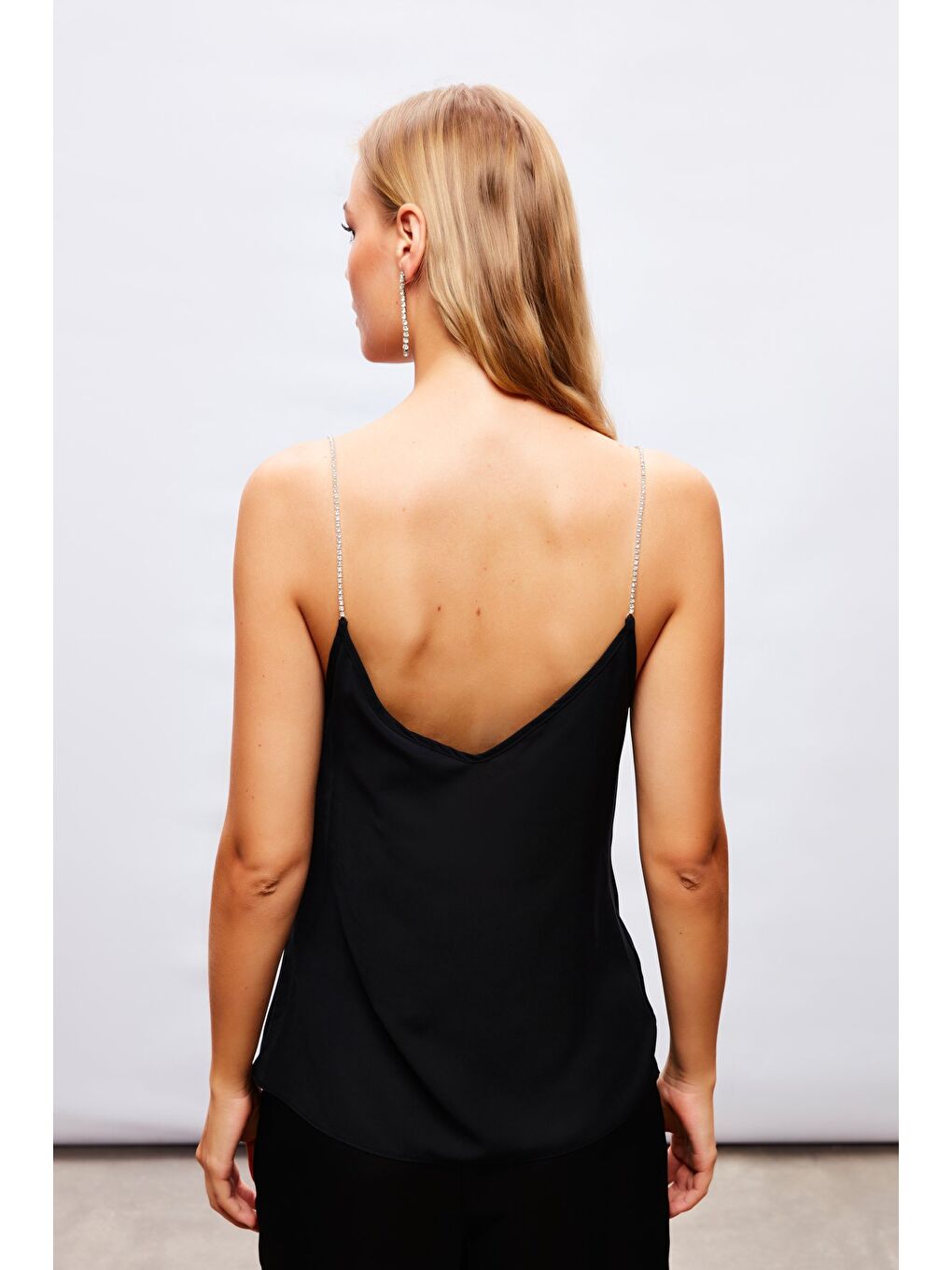 Degaje Yaka Zincir Askılı Bluz - Siyah-5