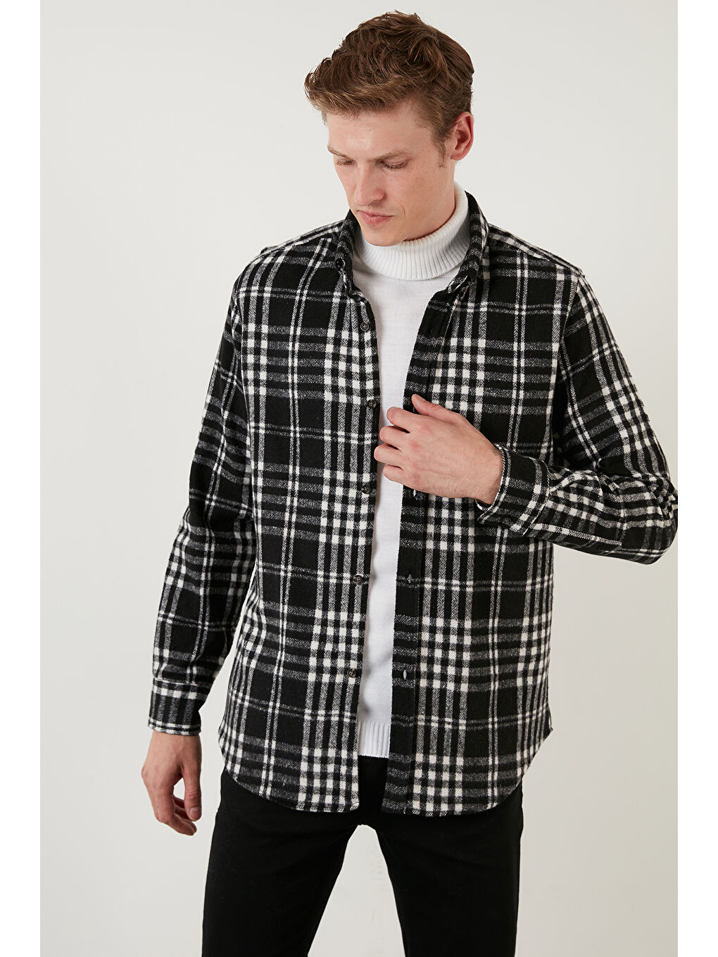 Siyah Pamuklu Ekoseli Slim Fit Düğmeli Yaka Erkek Gömlek CF23W114653-5