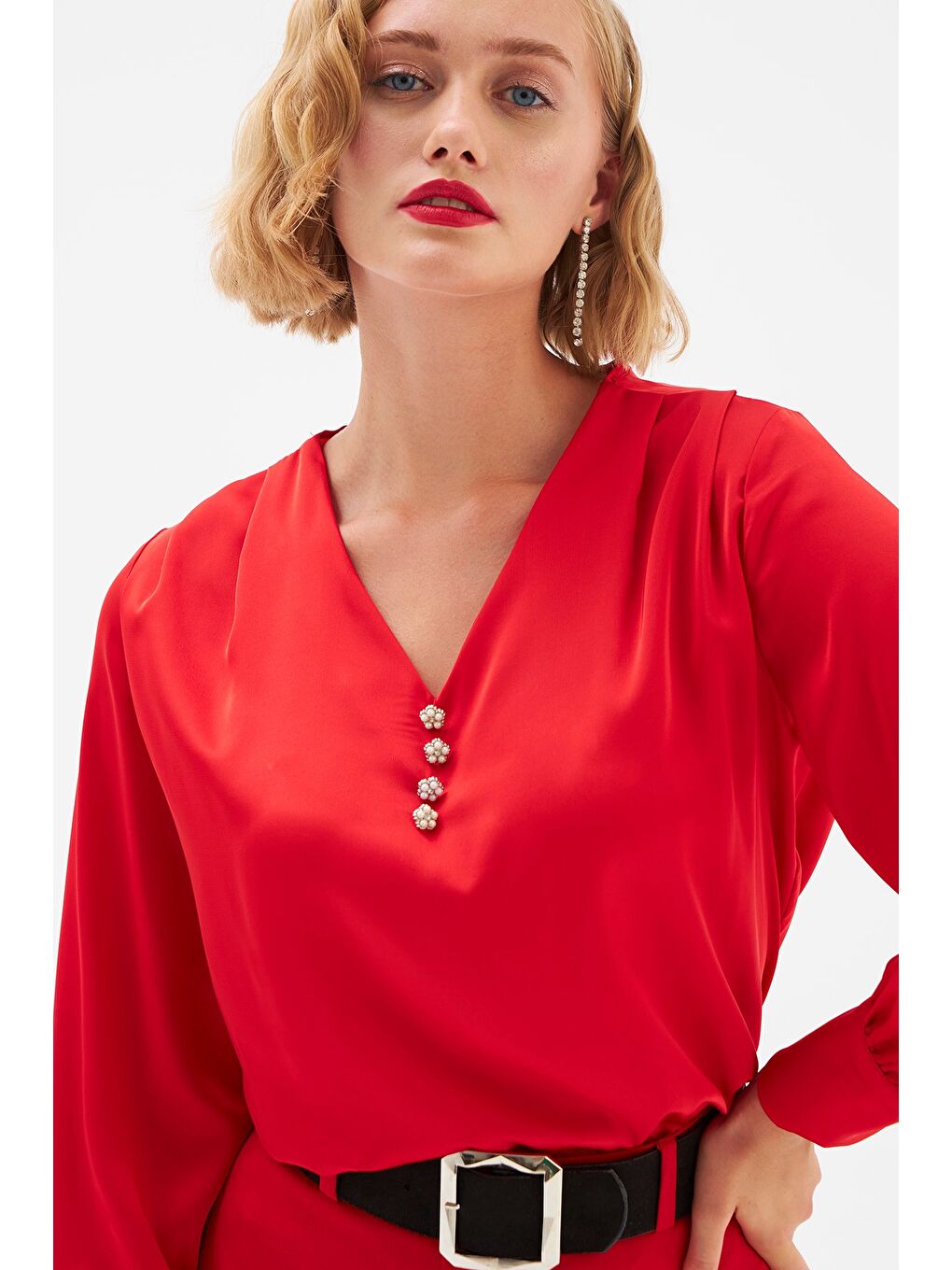 Düğme Detaylı Saten Bluz - Kırmızı-1