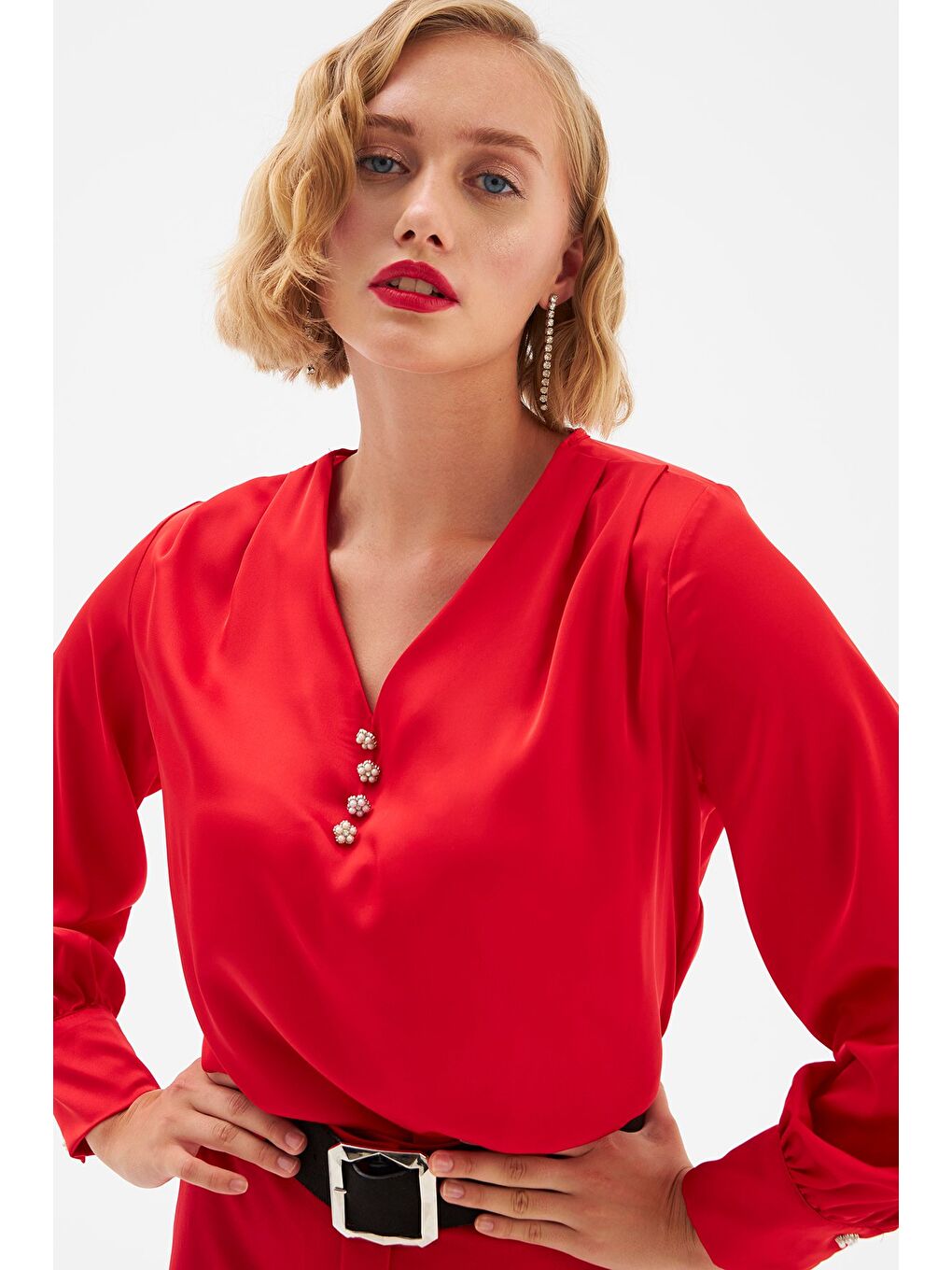 Düğme Detaylı Saten Bluz - Kırmızı-2