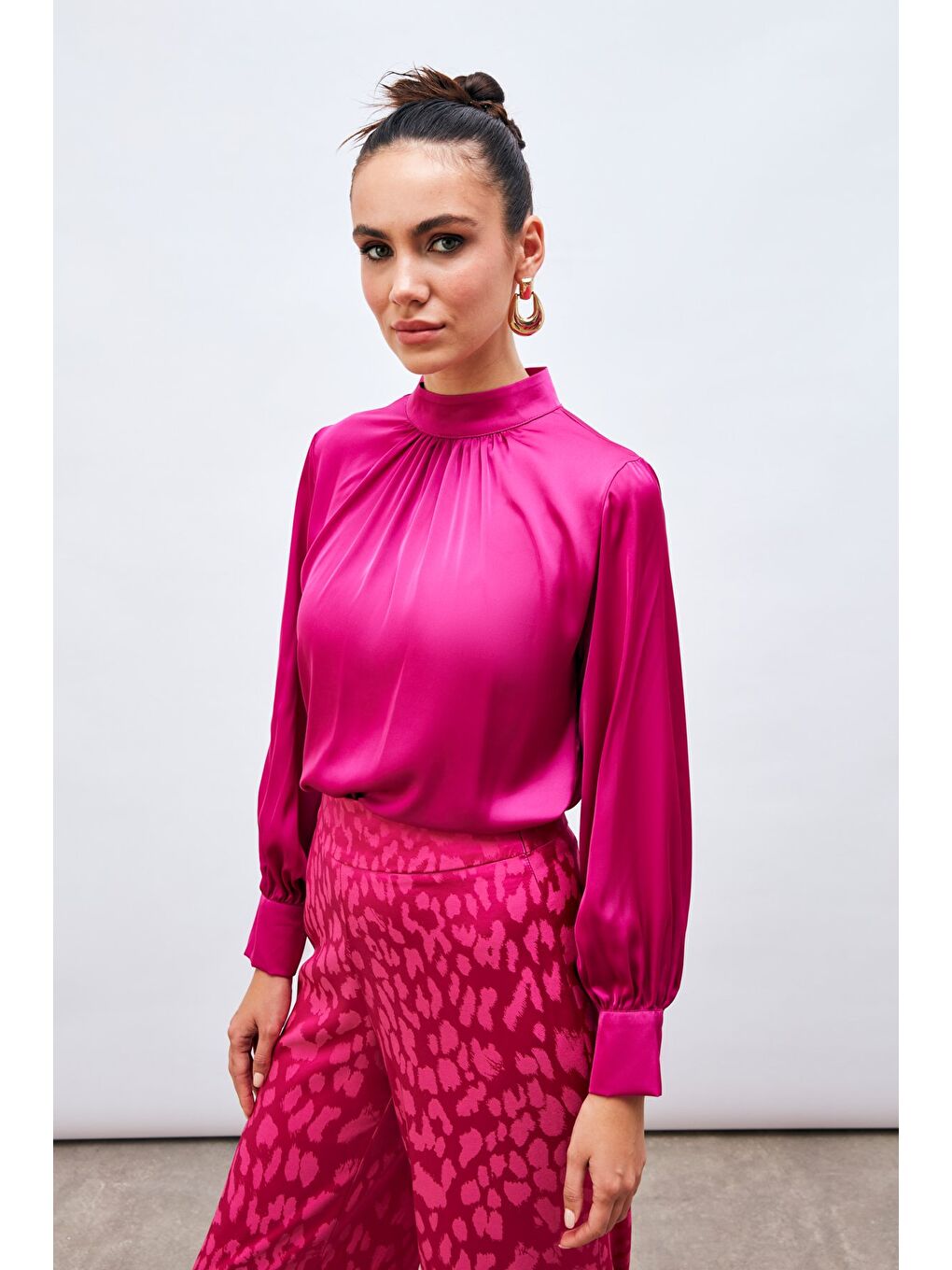 Yaka Detaylı Saten Bluz - Fuşya
