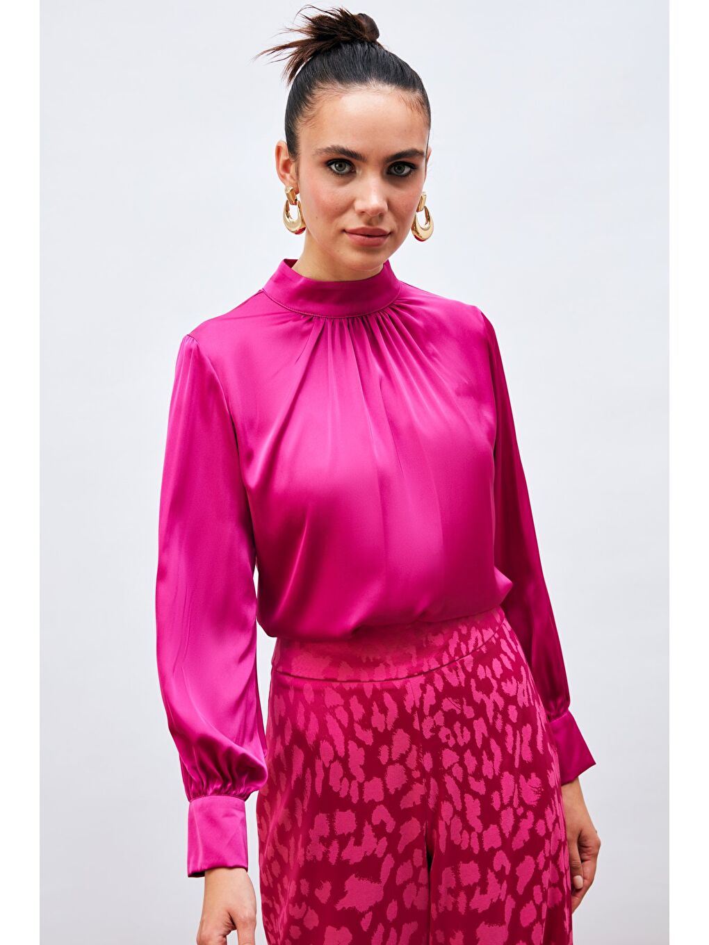 Yaka Detaylı Saten Bluz - Fuşya-1
