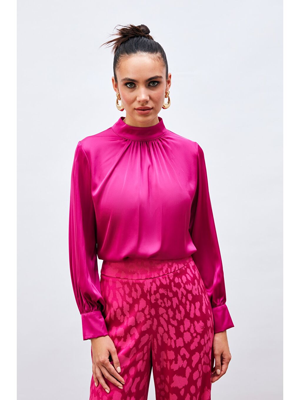 Yaka Detaylı Saten Bluz - Fuşya-2