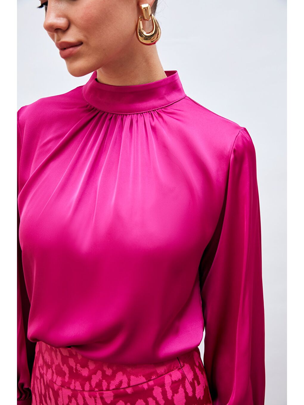 Yaka Detaylı Saten Bluz - Fuşya-3