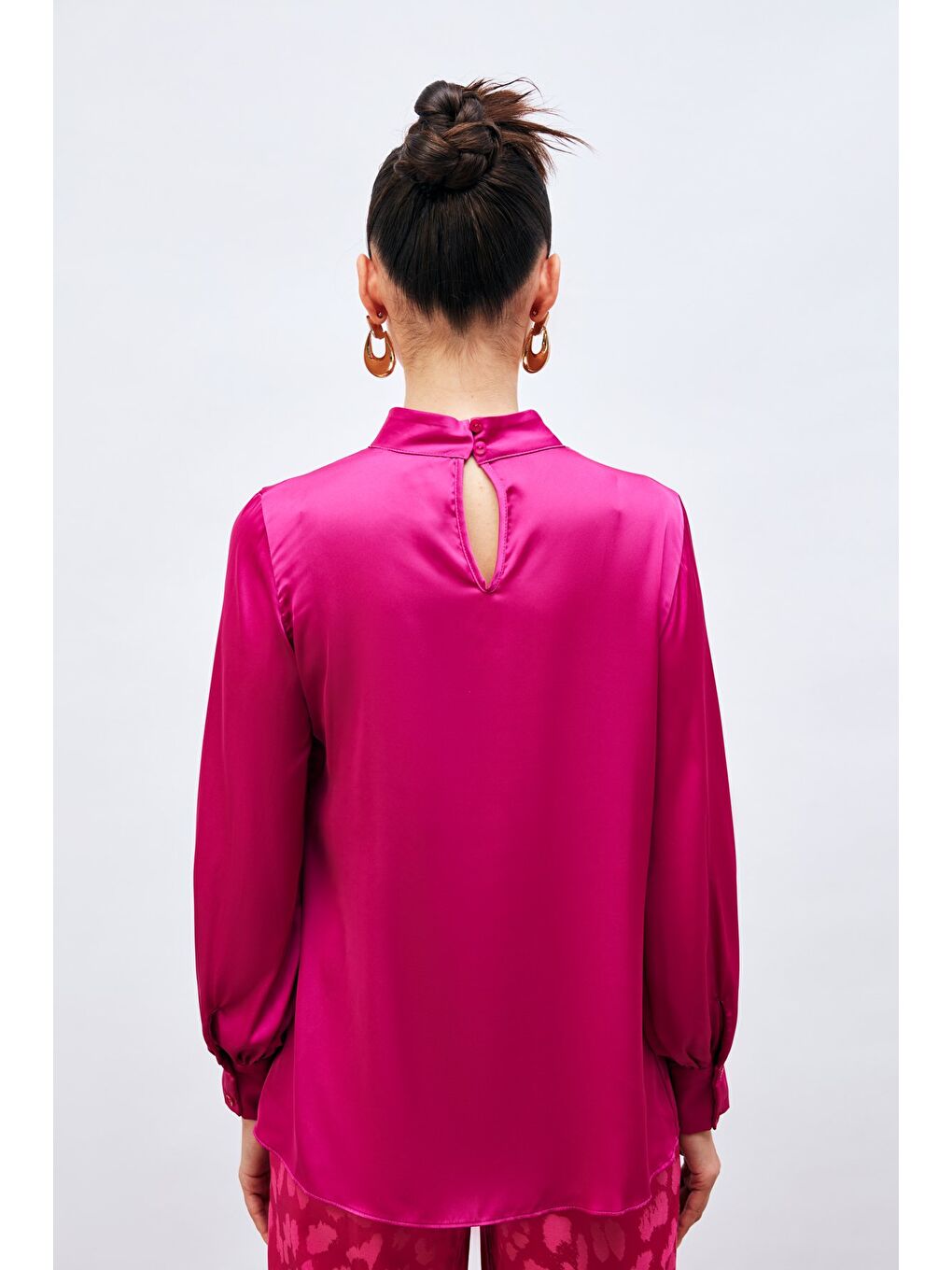 Yaka Detaylı Saten Bluz - Fuşya-4