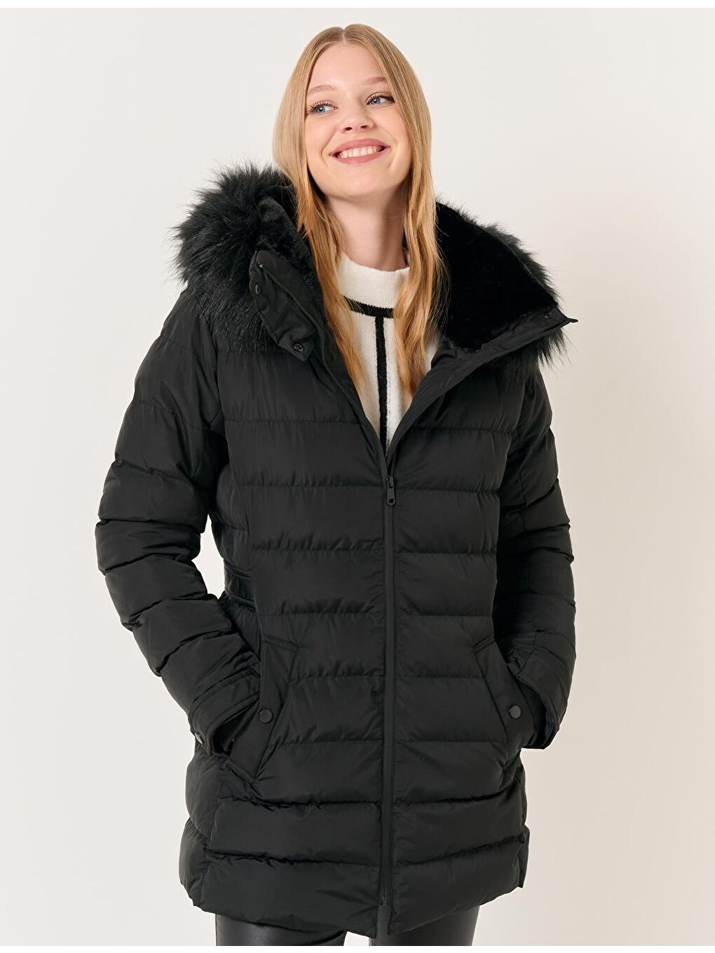 Siyah Dik Yaka Fermuarlı Kapüşonlu Şişme Kaban